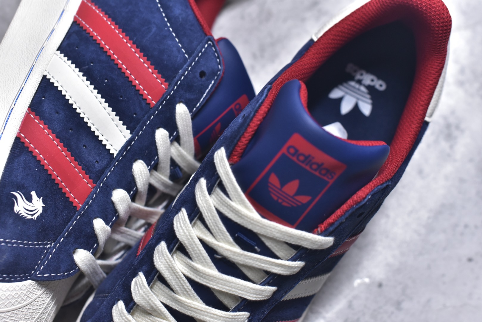 图片[9]-#经典贝壳 马年焕新ADIDAS SUPERSTAR 藏蓝翻毛皮质感升级，红白撞色三条纹活力吸睛，鞋侧骏马刺绣与“千马”印章暗藏新年巧思。贝壳头设计延续街头基因，软弹橡胶底适配日常穿搭，既是复古潮人的情怀之选，也是春节走亲访友的吸睛利器。 货号：JY8925 尺码：36 36.5 37.5 38 38.5 39 40 40.5 41 42 42.5 43 44 44.5 45-选品中心