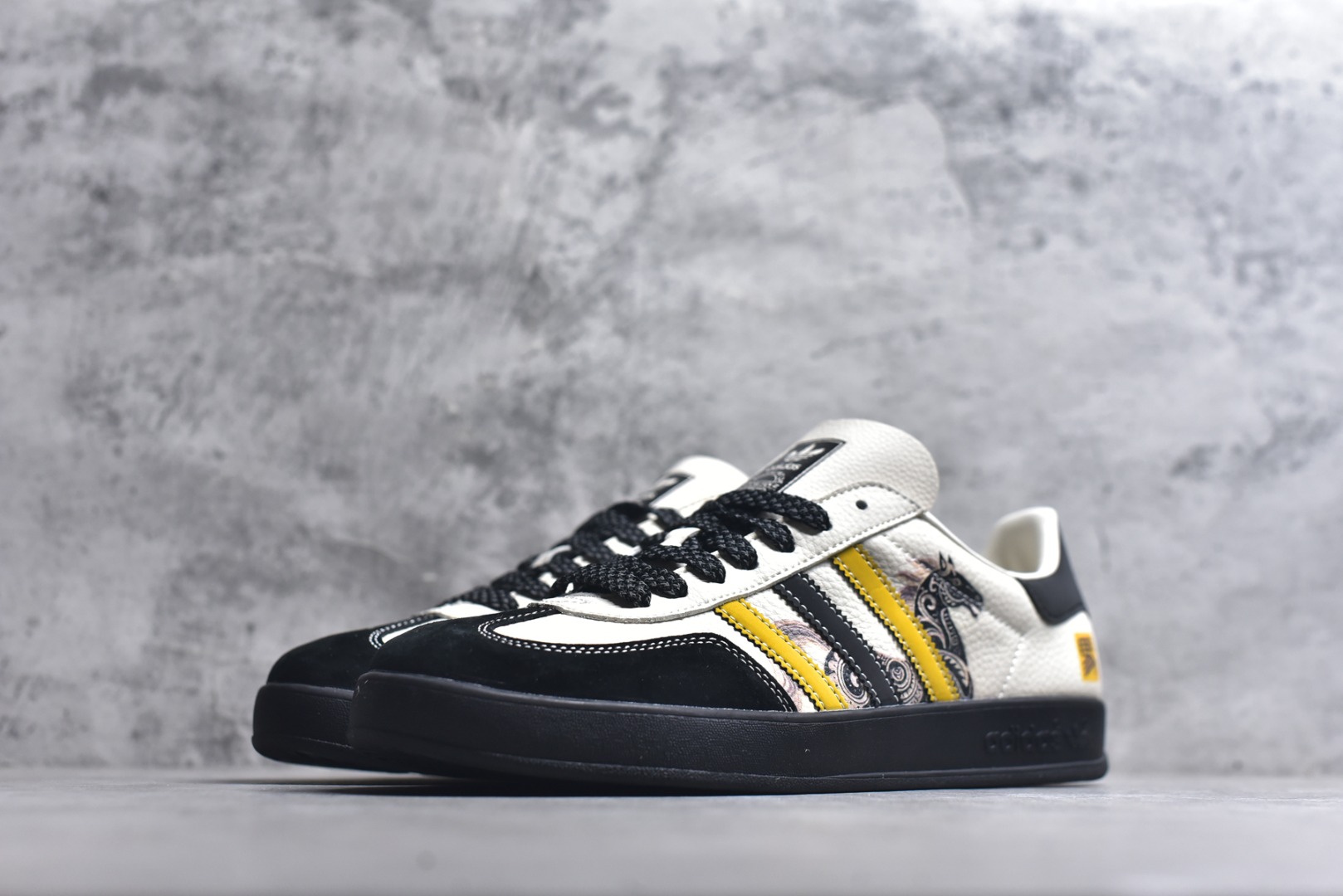 图片[2]-#马年新款海外定制限量发售 Adidas Originals GAZELLE INDOOR“马年联名限定-鎏金黑”专为 2026 丙午马年打造的国风限定德训鞋，将水墨奔马与鎏金纹样融入复古鞋型，鞋身满印墨韵奔马 + 卷草纹，搭配鞋侧 “马” 字印章，白荔枝纹皮革碰撞黑金黄条纹，黑色翻毛皮鞋头 + 编织鞋带，层次丰富不单调，复古感与高级感兼备！ 货号：LX0903 尺码：36 36.5 37.5 38 38.5 39 40 40.5 41 42 42.5 43 44 44.5 45-选品中心