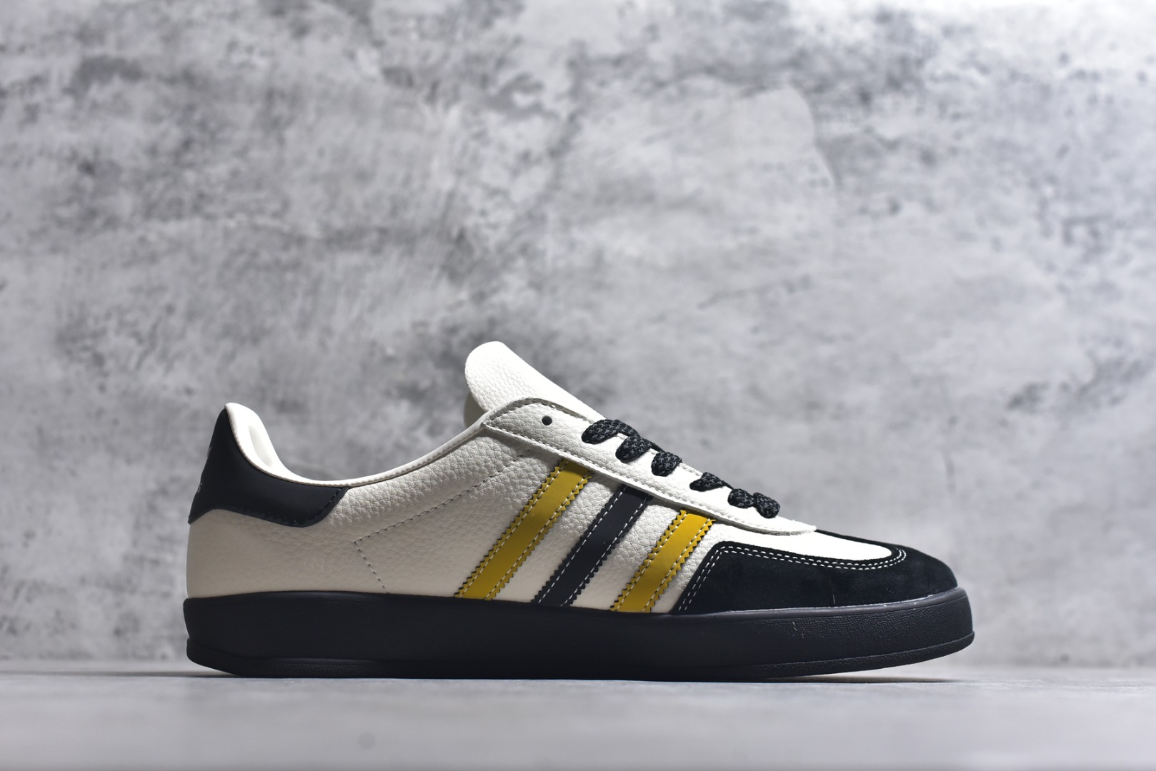 图片[3]-#马年新款海外定制限量发售 Adidas Originals GAZELLE INDOOR“马年联名限定-鎏金黑”专为 2026 丙午马年打造的国风限定德训鞋，将水墨奔马与鎏金纹样融入复古鞋型，鞋身满印墨韵奔马 + 卷草纹，搭配鞋侧 “马” 字印章，白荔枝纹皮革碰撞黑金黄条纹，黑色翻毛皮鞋头 + 编织鞋带，层次丰富不单调，复古感与高级感兼备！ 货号：LX0903 尺码：36 36.5 37.5 38 38.5 39 40 40.5 41 42 42.5 43 44 44.5 45-选品中心