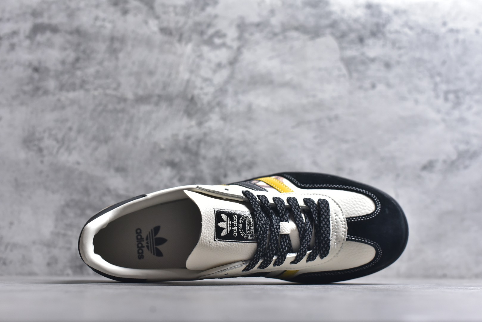 图片[4]-#马年新款海外定制限量发售 Adidas Originals GAZELLE INDOOR“马年联名限定-鎏金黑”专为 2026 丙午马年打造的国风限定德训鞋，将水墨奔马与鎏金纹样融入复古鞋型，鞋身满印墨韵奔马 + 卷草纹，搭配鞋侧 “马” 字印章，白荔枝纹皮革碰撞黑金黄条纹，黑色翻毛皮鞋头 + 编织鞋带，层次丰富不单调，复古感与高级感兼备！ 货号：LX0903 尺码：36 36.5 37.5 38 38.5 39 40 40.5 41 42 42.5 43 44 44.5 45-选品中心