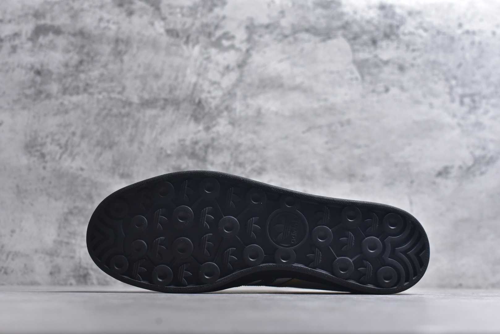 图片[6]-#马年新款海外定制限量发售 Adidas Originals GAZELLE INDOOR“马年联名限定-鎏金黑”专为 2026 丙午马年打造的国风限定德训鞋，将水墨奔马与鎏金纹样融入复古鞋型，鞋身满印墨韵奔马 + 卷草纹，搭配鞋侧 “马” 字印章，白荔枝纹皮革碰撞黑金黄条纹，黑色翻毛皮鞋头 + 编织鞋带，层次丰富不单调，复古感与高级感兼备！ 货号：LX0903 尺码：36 36.5 37.5 38 38.5 39 40 40.5 41 42 42.5 43 44 44.5 45-选品中心