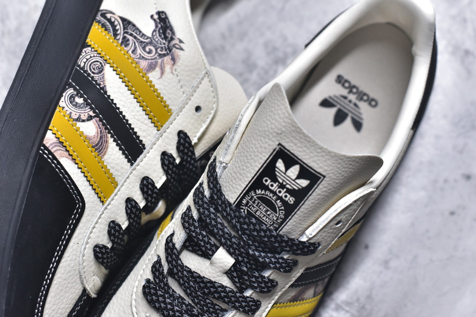 图片[9]-#马年新款海外定制限量发售 Adidas Originals GAZELLE INDOOR“马年联名限定-鎏金黑”专为 2026 丙午马年打造的国风限定德训鞋，将水墨奔马与鎏金纹样融入复古鞋型，鞋身满印墨韵奔马 + 卷草纹，搭配鞋侧 “马” 字印章，白荔枝纹皮革碰撞黑金黄条纹，黑色翻毛皮鞋头 + 编织鞋带，层次丰富不单调，复古感与高级感兼备！ 货号：LX0903 尺码：36 36.5 37.5 38 38.5 39 40 40.5 41 42 42.5 43 44 44.5 45-选品中心