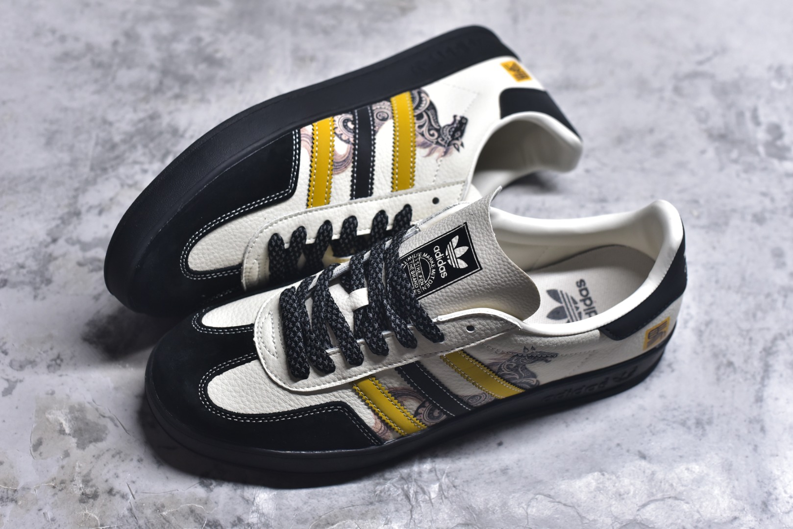 图片[7]-#马年新款海外定制限量发售 Adidas Originals GAZELLE INDOOR“马年联名限定-鎏金黑”专为 2026 丙午马年打造的国风限定德训鞋，将水墨奔马与鎏金纹样融入复古鞋型，鞋身满印墨韵奔马 + 卷草纹，搭配鞋侧 “马” 字印章，白荔枝纹皮革碰撞黑金黄条纹，黑色翻毛皮鞋头 + 编织鞋带，层次丰富不单调，复古感与高级感兼备！ 货号：LX0903 尺码：36 36.5 37.5 38 38.5 39 40 40.5 41 42 42.5 43 44 44.5 45-选品中心