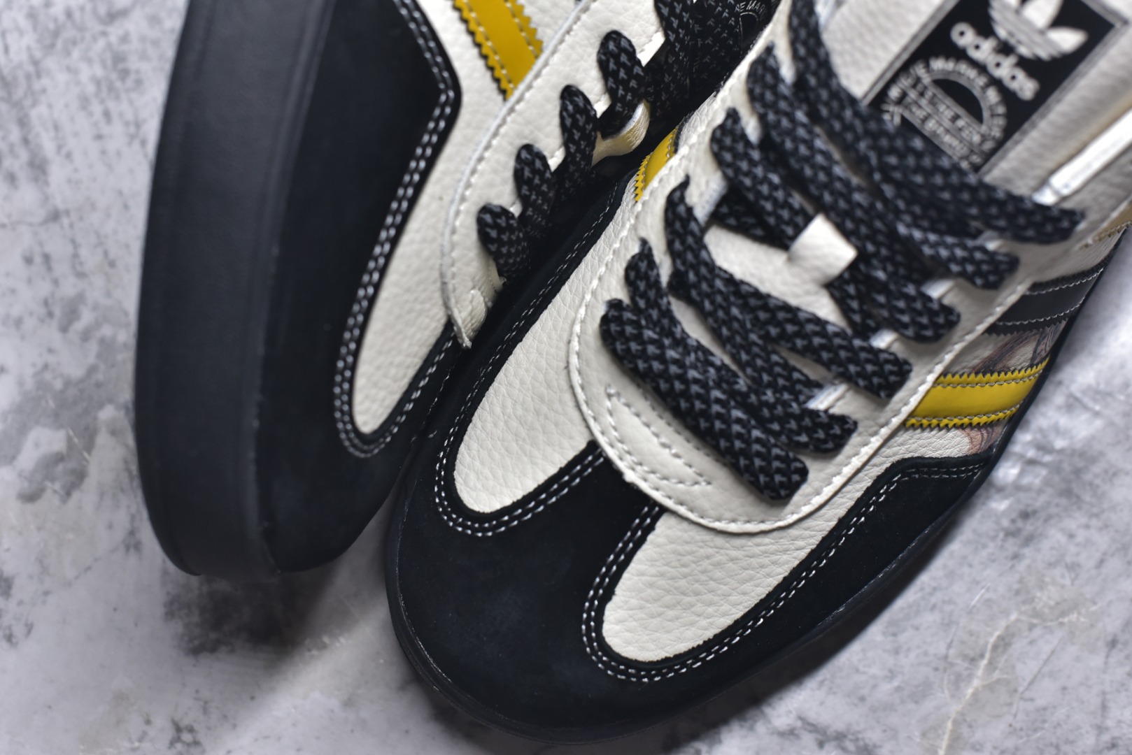 图片[8]-#马年新款海外定制限量发售 Adidas Originals GAZELLE INDOOR“马年联名限定-鎏金黑”专为 2026 丙午马年打造的国风限定德训鞋，将水墨奔马与鎏金纹样融入复古鞋型，鞋身满印墨韵奔马 + 卷草纹，搭配鞋侧 “马” 字印章，白荔枝纹皮革碰撞黑金黄条纹，黑色翻毛皮鞋头 + 编织鞋带，层次丰富不单调，复古感与高级感兼备！ 货号：LX0903 尺码：36 36.5 37.5 38 38.5 39 40 40.5 41 42 42.5 43 44 44.5 45-选品中心