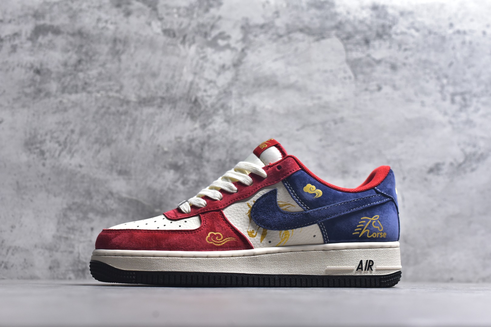 #马年限定海外爆款限量发售！高端定制Nike Air Force 1 \'07 Low “马年限定-红白蓝拼接” 专为 2026 丙午马年打造的限定款空军板鞋，把新年的喜庆国风与复古潮流融为一体，红金撞色自带节日氛围感，鞋身红金奔马刺绣 + 祥云印花灵动鲜活，搭配可拆卸小马挂件，红白蓝三色撞色拼接，绒面与皮革材质碰撞出丰富层次，经典空军鞋型注入新年喜庆氛围，吸睛度拉满。 货号：XD0028-019 尺码：36 36.5 37.5 38 38.5 39 40 40.5 41 42 42.5 43 44 44.5 45-选品中心