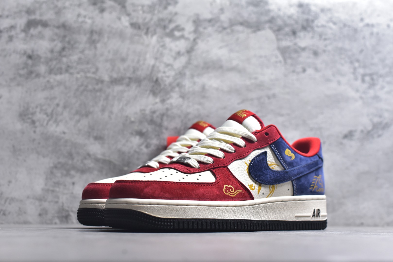 图片[2]-#马年限定海外爆款限量发售！高端定制Nike Air Force 1 \’07 Low “马年限定-红白蓝拼接” 专为 2026 丙午马年打造的限定款空军板鞋，把新年的喜庆国风与复古潮流融为一体，红金撞色自带节日氛围感，鞋身红金奔马刺绣 + 祥云印花灵动鲜活，搭配可拆卸小马挂件，红白蓝三色撞色拼接，绒面与皮革材质碰撞出丰富层次，经典空军鞋型注入新年喜庆氛围，吸睛度拉满。 货号：XD0028-019 尺码：36 36.5 37.5 38 38.5 39 40 40.5 41 42 42.5 43 44 44.5 45-选品中心