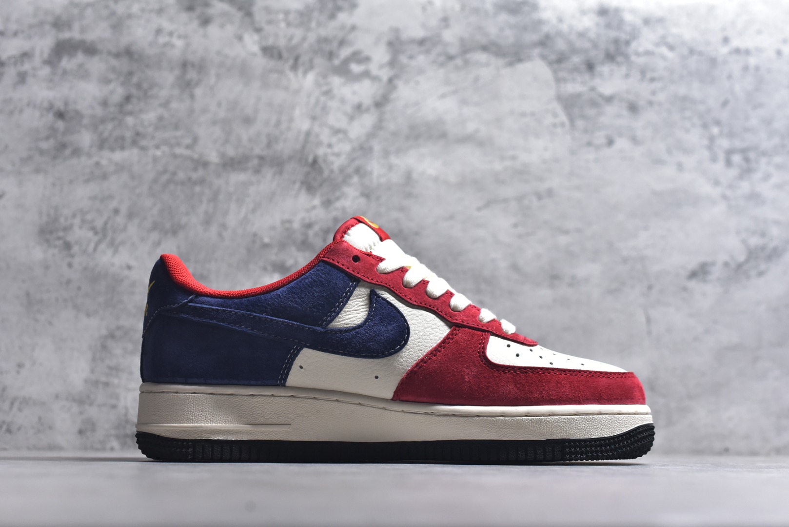 图片[3]-#马年限定海外爆款限量发售！高端定制Nike Air Force 1 \’07 Low “马年限定-红白蓝拼接” 专为 2026 丙午马年打造的限定款空军板鞋，把新年的喜庆国风与复古潮流融为一体，红金撞色自带节日氛围感，鞋身红金奔马刺绣 + 祥云印花灵动鲜活，搭配可拆卸小马挂件，红白蓝三色撞色拼接，绒面与皮革材质碰撞出丰富层次，经典空军鞋型注入新年喜庆氛围，吸睛度拉满。 货号：XD0028-019 尺码：36 36.5 37.5 38 38.5 39 40 40.5 41 42 42.5 43 44 44.5 45-选品中心