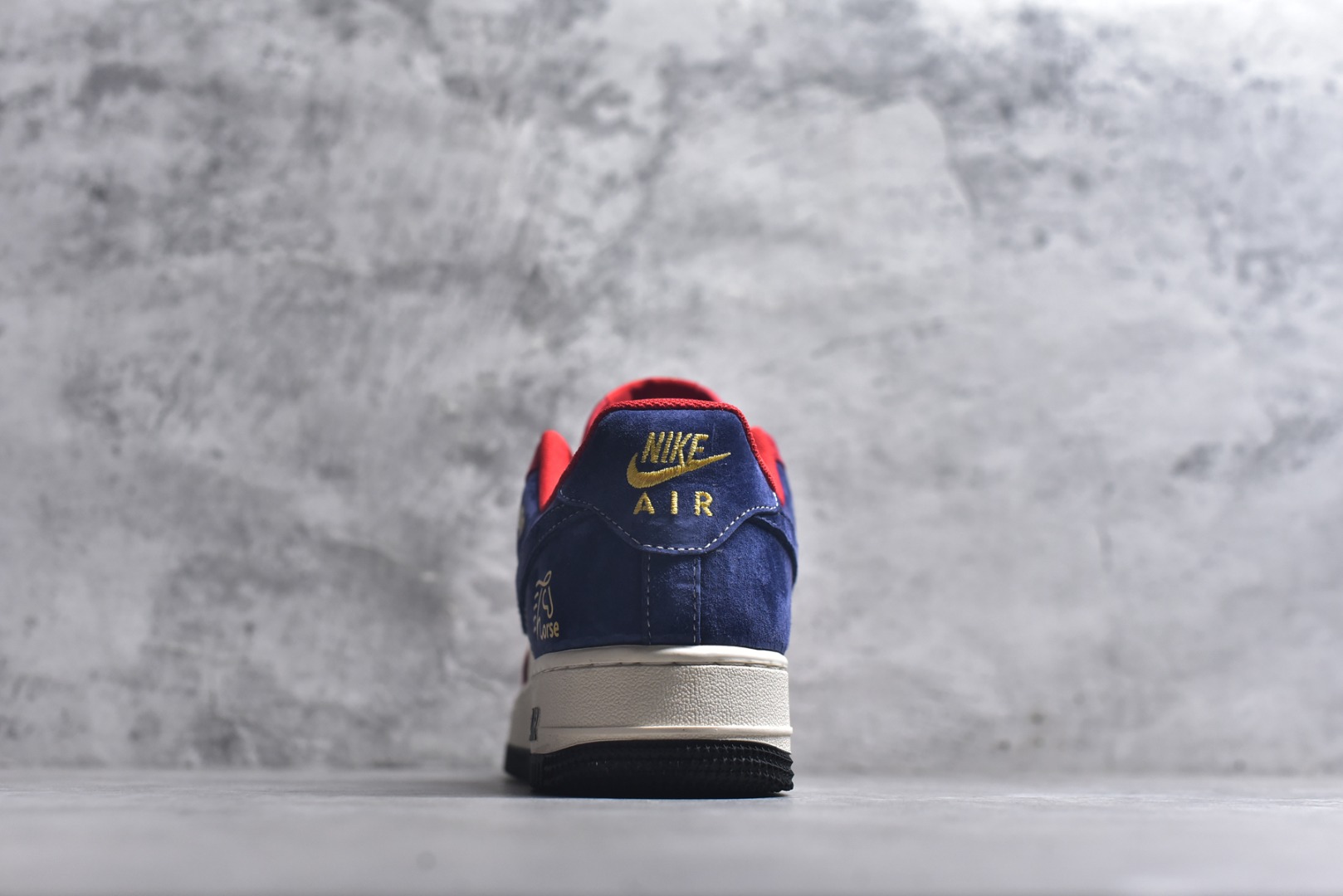 图片[5]-#马年限定海外爆款限量发售！高端定制Nike Air Force 1 \’07 Low “马年限定-红白蓝拼接” 专为 2026 丙午马年打造的限定款空军板鞋，把新年的喜庆国风与复古潮流融为一体，红金撞色自带节日氛围感，鞋身红金奔马刺绣 + 祥云印花灵动鲜活，搭配可拆卸小马挂件，红白蓝三色撞色拼接，绒面与皮革材质碰撞出丰富层次，经典空军鞋型注入新年喜庆氛围，吸睛度拉满。 货号：XD0028-019 尺码：36 36.5 37.5 38 38.5 39 40 40.5 41 42 42.5 43 44 44.5 45-选品中心