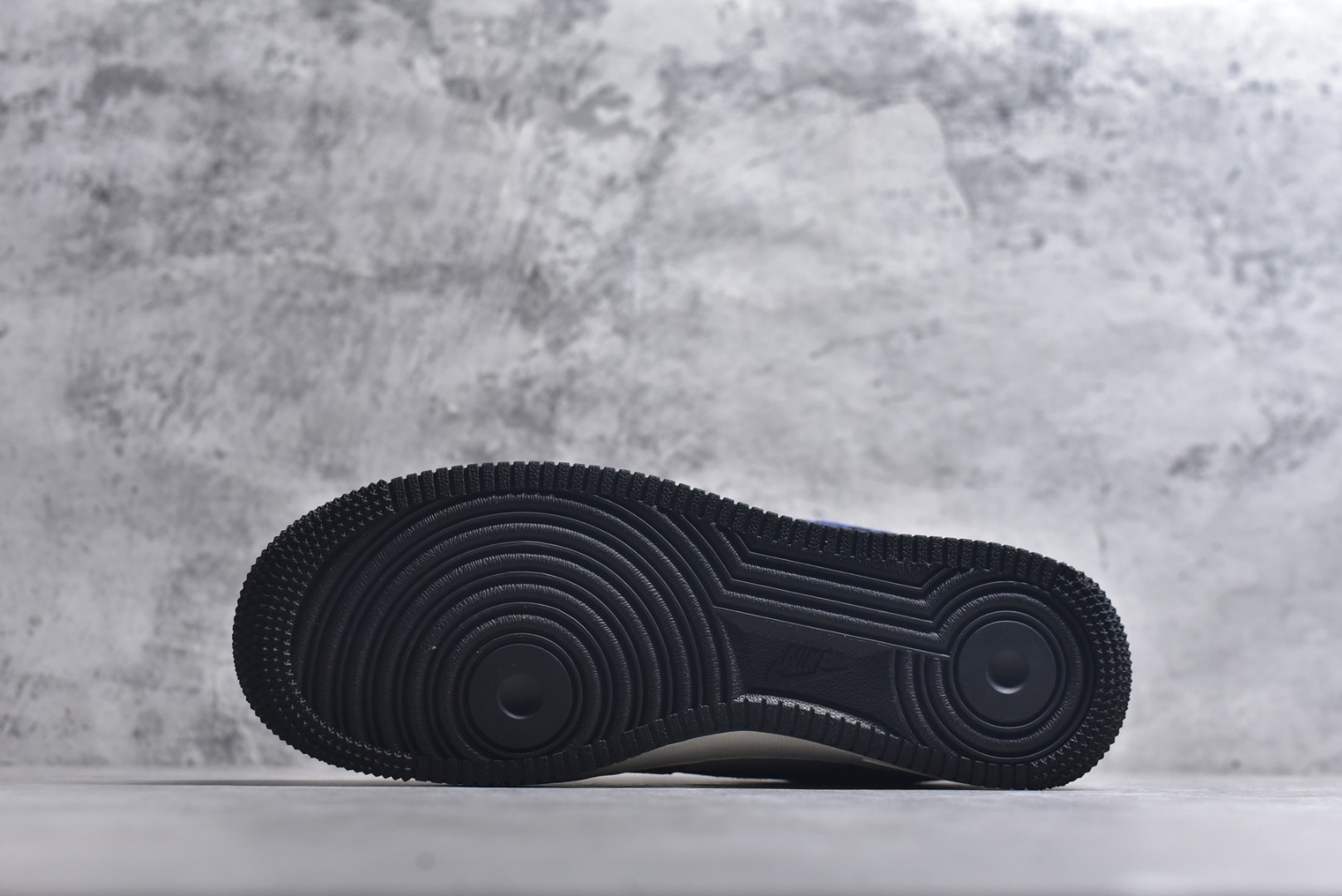 图片[6]-#马年限定海外爆款限量发售！高端定制Nike Air Force 1 \’07 Low “马年限定-红白蓝拼接” 专为 2026 丙午马年打造的限定款空军板鞋，把新年的喜庆国风与复古潮流融为一体，红金撞色自带节日氛围感，鞋身红金奔马刺绣 + 祥云印花灵动鲜活，搭配可拆卸小马挂件，红白蓝三色撞色拼接，绒面与皮革材质碰撞出丰富层次，经典空军鞋型注入新年喜庆氛围，吸睛度拉满。 货号：XD0028-019 尺码：36 36.5 37.5 38 38.5 39 40 40.5 41 42 42.5 43 44 44.5 45-选品中心