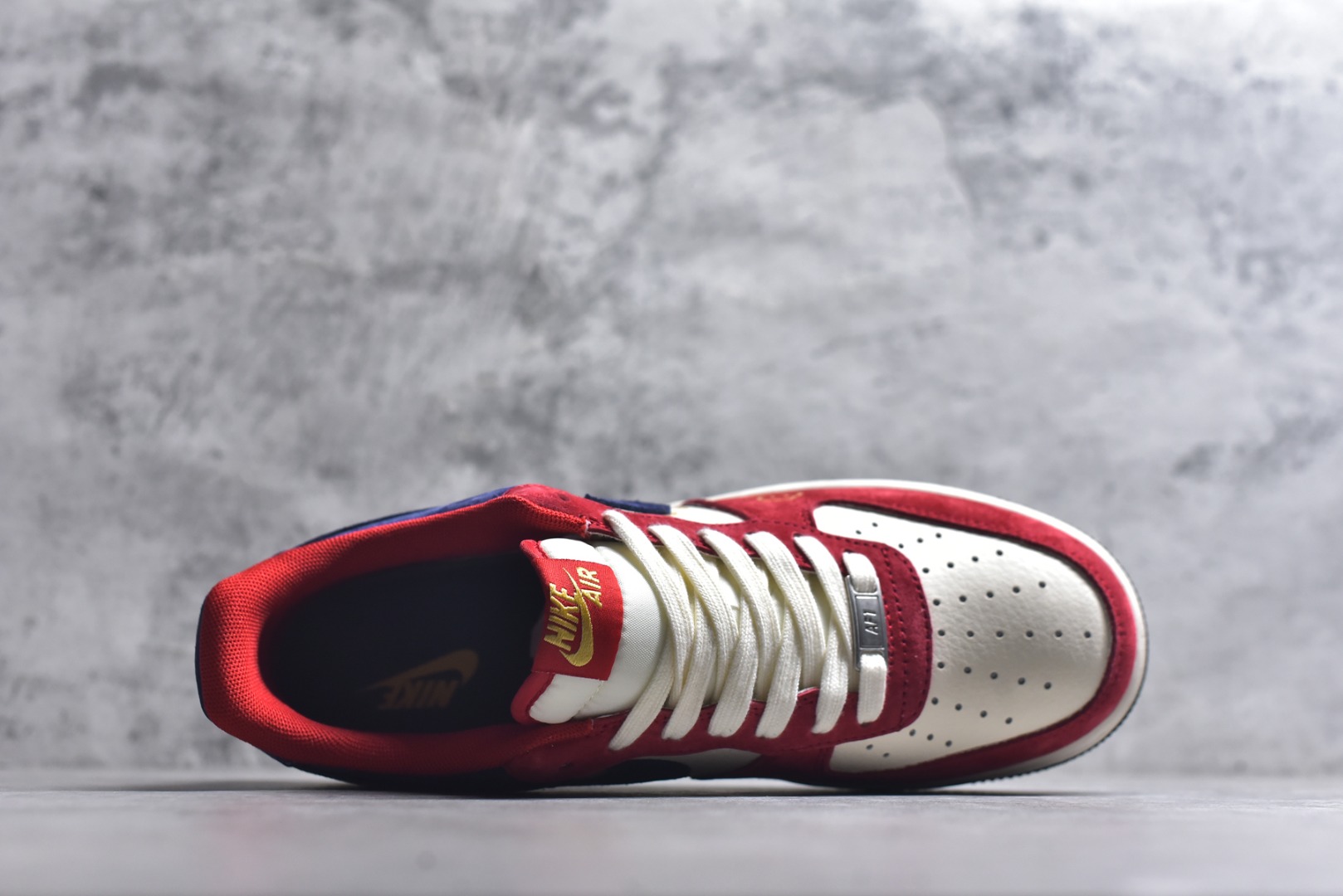 图片[4]-#马年限定海外爆款限量发售！高端定制Nike Air Force 1 \’07 Low “马年限定-红白蓝拼接” 专为 2026 丙午马年打造的限定款空军板鞋，把新年的喜庆国风与复古潮流融为一体，红金撞色自带节日氛围感，鞋身红金奔马刺绣 + 祥云印花灵动鲜活，搭配可拆卸小马挂件，红白蓝三色撞色拼接，绒面与皮革材质碰撞出丰富层次，经典空军鞋型注入新年喜庆氛围，吸睛度拉满。 货号：XD0028-019 尺码：36 36.5 37.5 38 38.5 39 40 40.5 41 42 42.5 43 44 44.5 45-选品中心