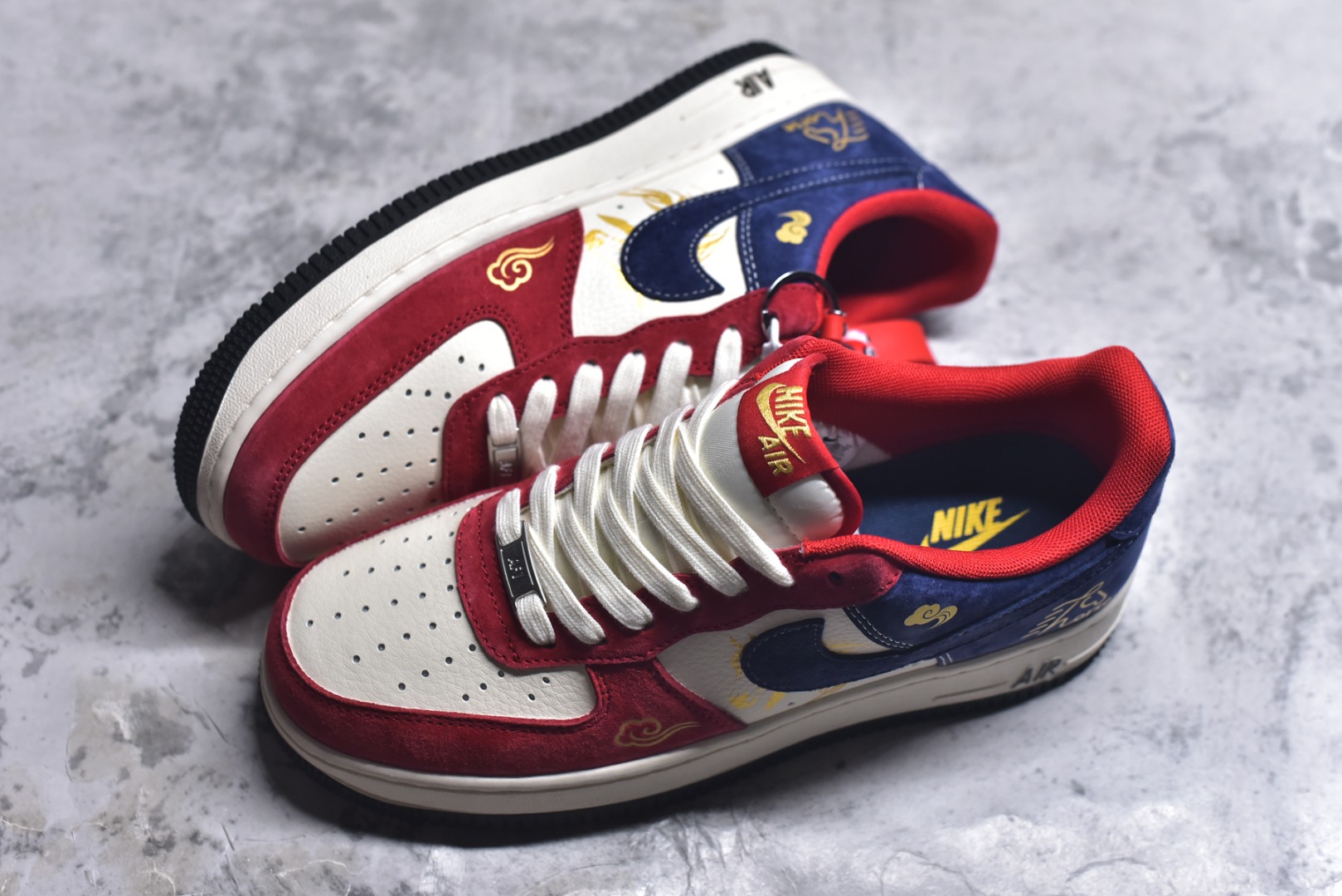 图片[7]-#马年限定海外爆款限量发售！高端定制Nike Air Force 1 \’07 Low “马年限定-红白蓝拼接” 专为 2026 丙午马年打造的限定款空军板鞋，把新年的喜庆国风与复古潮流融为一体，红金撞色自带节日氛围感，鞋身红金奔马刺绣 + 祥云印花灵动鲜活，搭配可拆卸小马挂件，红白蓝三色撞色拼接，绒面与皮革材质碰撞出丰富层次，经典空军鞋型注入新年喜庆氛围，吸睛度拉满。 货号：XD0028-019 尺码：36 36.5 37.5 38 38.5 39 40 40.5 41 42 42.5 43 44 44.5 45-选品中心