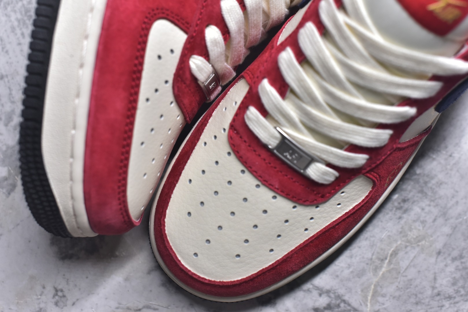 图片[8]-#马年限定海外爆款限量发售！高端定制Nike Air Force 1 \’07 Low “马年限定-红白蓝拼接” 专为 2026 丙午马年打造的限定款空军板鞋，把新年的喜庆国风与复古潮流融为一体，红金撞色自带节日氛围感，鞋身红金奔马刺绣 + 祥云印花灵动鲜活，搭配可拆卸小马挂件，红白蓝三色撞色拼接，绒面与皮革材质碰撞出丰富层次，经典空军鞋型注入新年喜庆氛围，吸睛度拉满。 货号：XD0028-019 尺码：36 36.5 37.5 38 38.5 39 40 40.5 41 42 42.5 43 44 44.5 45-选品中心