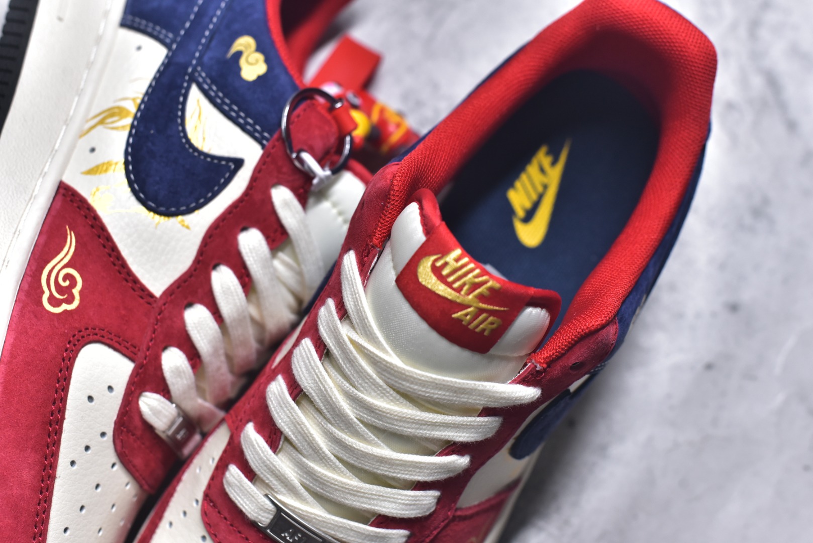 图片[9]-#马年限定海外爆款限量发售！高端定制Nike Air Force 1 \’07 Low “马年限定-红白蓝拼接” 专为 2026 丙午马年打造的限定款空军板鞋，把新年的喜庆国风与复古潮流融为一体，红金撞色自带节日氛围感，鞋身红金奔马刺绣 + 祥云印花灵动鲜活，搭配可拆卸小马挂件，红白蓝三色撞色拼接，绒面与皮革材质碰撞出丰富层次，经典空军鞋型注入新年喜庆氛围，吸睛度拉满。 货号：XD0028-019 尺码：36 36.5 37.5 38 38.5 39 40 40.5 41 42 42.5 43 44 44.5 45-选品中心