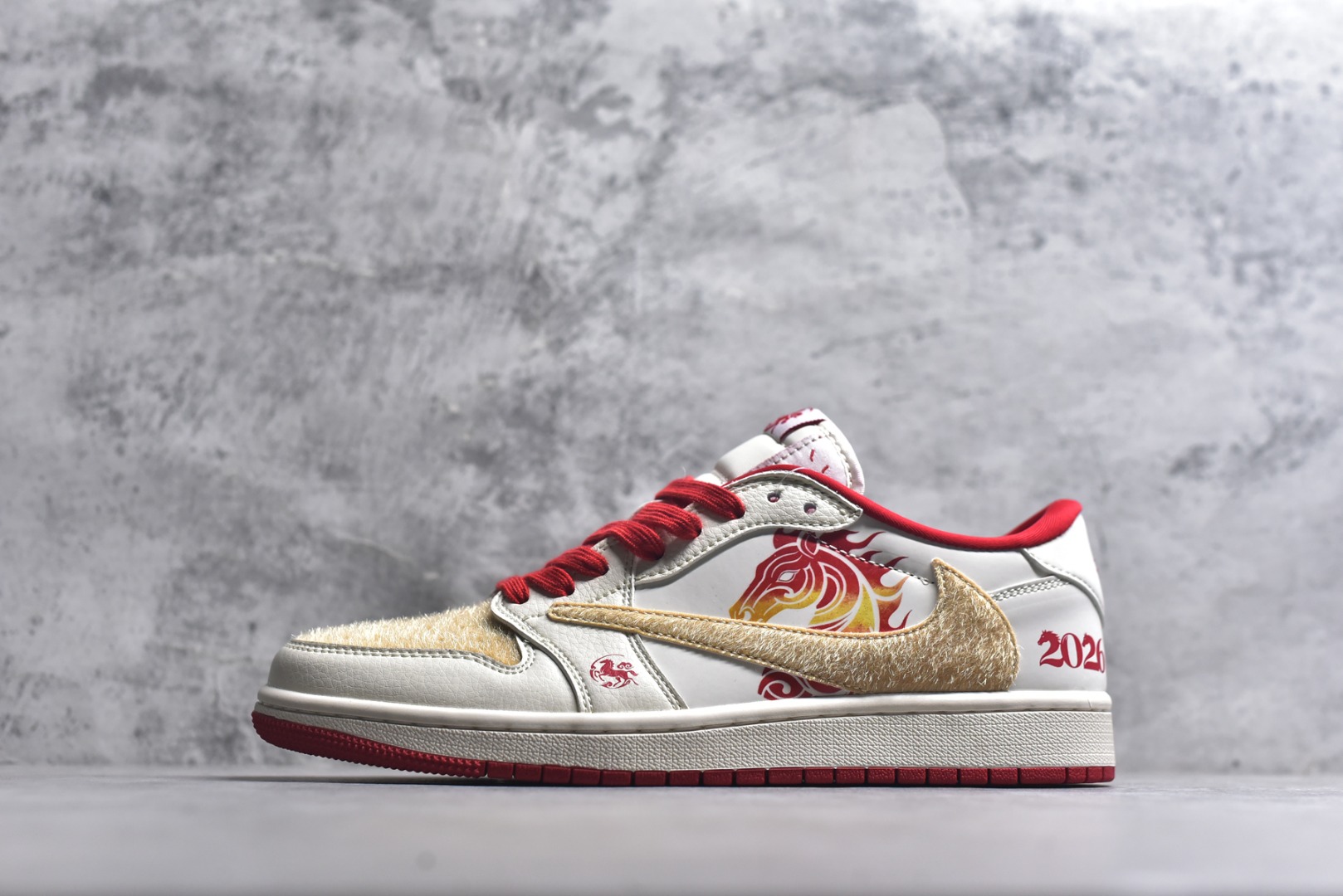 #火焰骏马 潮炸新年AIR JORDAN 1 米白底色搭配火焰骏马刺绣，翻毛皮Swoosh层次丰富，鞋侧“2026”标识呼应新年主题。可拆卸挂饰自带喜庆氛围，软弹缓震中底兼顾颜值与脚感，春节出街穿它，回头率直接拉满。 货号：FC1688-250 尺码：36 36.5 37.5 38 38.5 39 40 40.5 41 42 42.5 43 44 44.5 45-选品中心