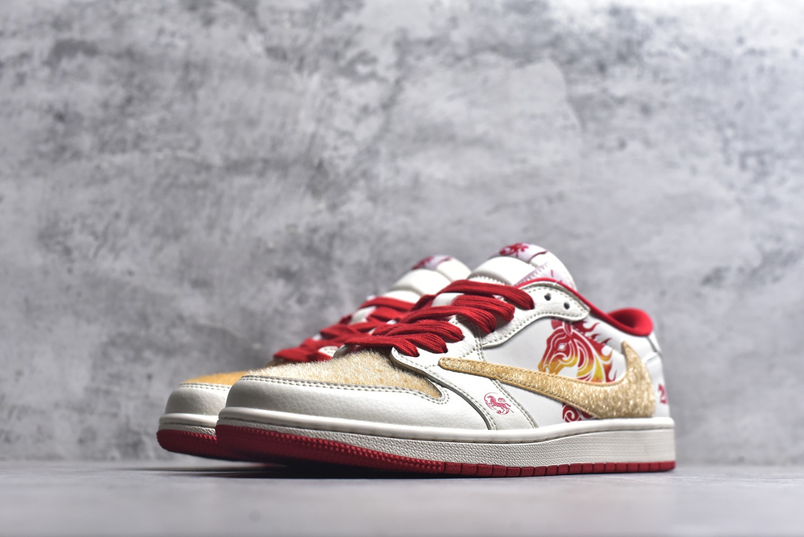 图片[2]-#火焰骏马 潮炸新年AIR JORDAN 1 米白底色搭配火焰骏马刺绣，翻毛皮Swoosh层次丰富，鞋侧“2026”标识呼应新年主题。可拆卸挂饰自带喜庆氛围，软弹缓震中底兼顾颜值与脚感，春节出街穿它，回头率直接拉满。 货号：FC1688-250 尺码：36 36.5 37.5 38 38.5 39 40 40.5 41 42 42.5 43 44 44.5 45-选品中心