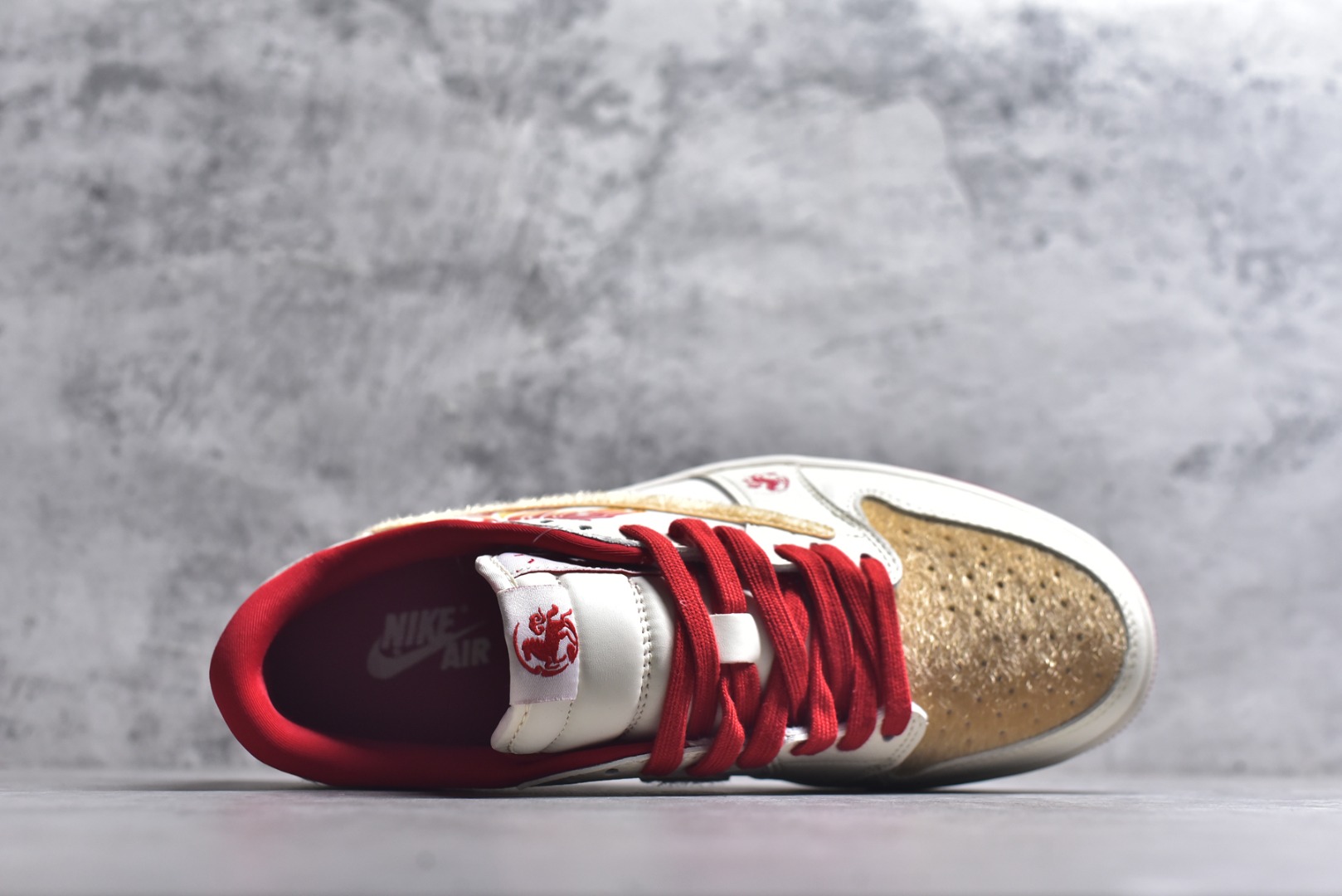 图片[4]-#火焰骏马 潮炸新年AIR JORDAN 1 米白底色搭配火焰骏马刺绣，翻毛皮Swoosh层次丰富，鞋侧“2026”标识呼应新年主题。可拆卸挂饰自带喜庆氛围，软弹缓震中底兼顾颜值与脚感，春节出街穿它，回头率直接拉满。 货号：FC1688-250 尺码：36 36.5 37.5 38 38.5 39 40 40.5 41 42 42.5 43 44 44.5 45-选品中心