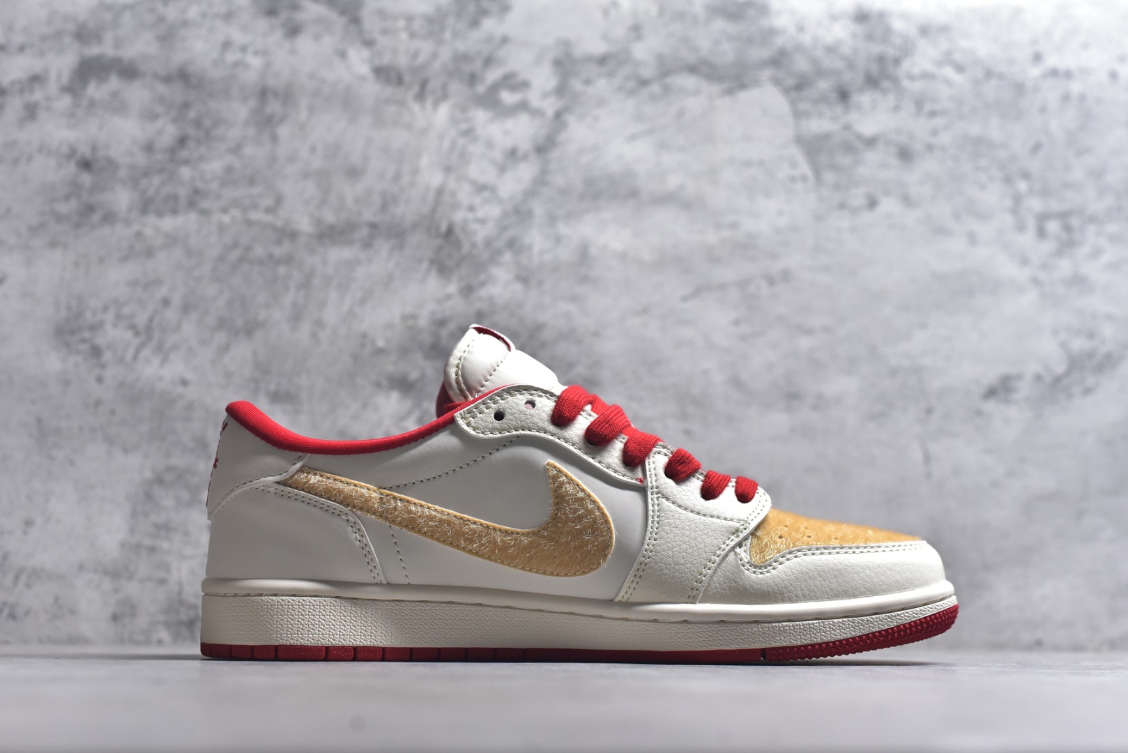 图片[3]-#火焰骏马 潮炸新年AIR JORDAN 1 米白底色搭配火焰骏马刺绣，翻毛皮Swoosh层次丰富，鞋侧“2026”标识呼应新年主题。可拆卸挂饰自带喜庆氛围，软弹缓震中底兼顾颜值与脚感，春节出街穿它，回头率直接拉满。 货号：FC1688-250 尺码：36 36.5 37.5 38 38.5 39 40 40.5 41 42 42.5 43 44 44.5 45-选品中心