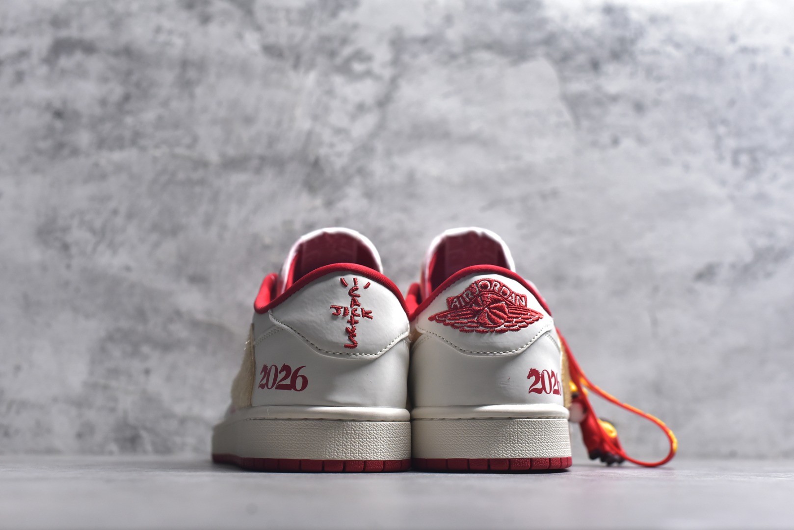 图片[5]-#火焰骏马 潮炸新年AIR JORDAN 1 米白底色搭配火焰骏马刺绣，翻毛皮Swoosh层次丰富，鞋侧“2026”标识呼应新年主题。可拆卸挂饰自带喜庆氛围，软弹缓震中底兼顾颜值与脚感，春节出街穿它，回头率直接拉满。 货号：FC1688-250 尺码：36 36.5 37.5 38 38.5 39 40 40.5 41 42 42.5 43 44 44.5 45-选品中心