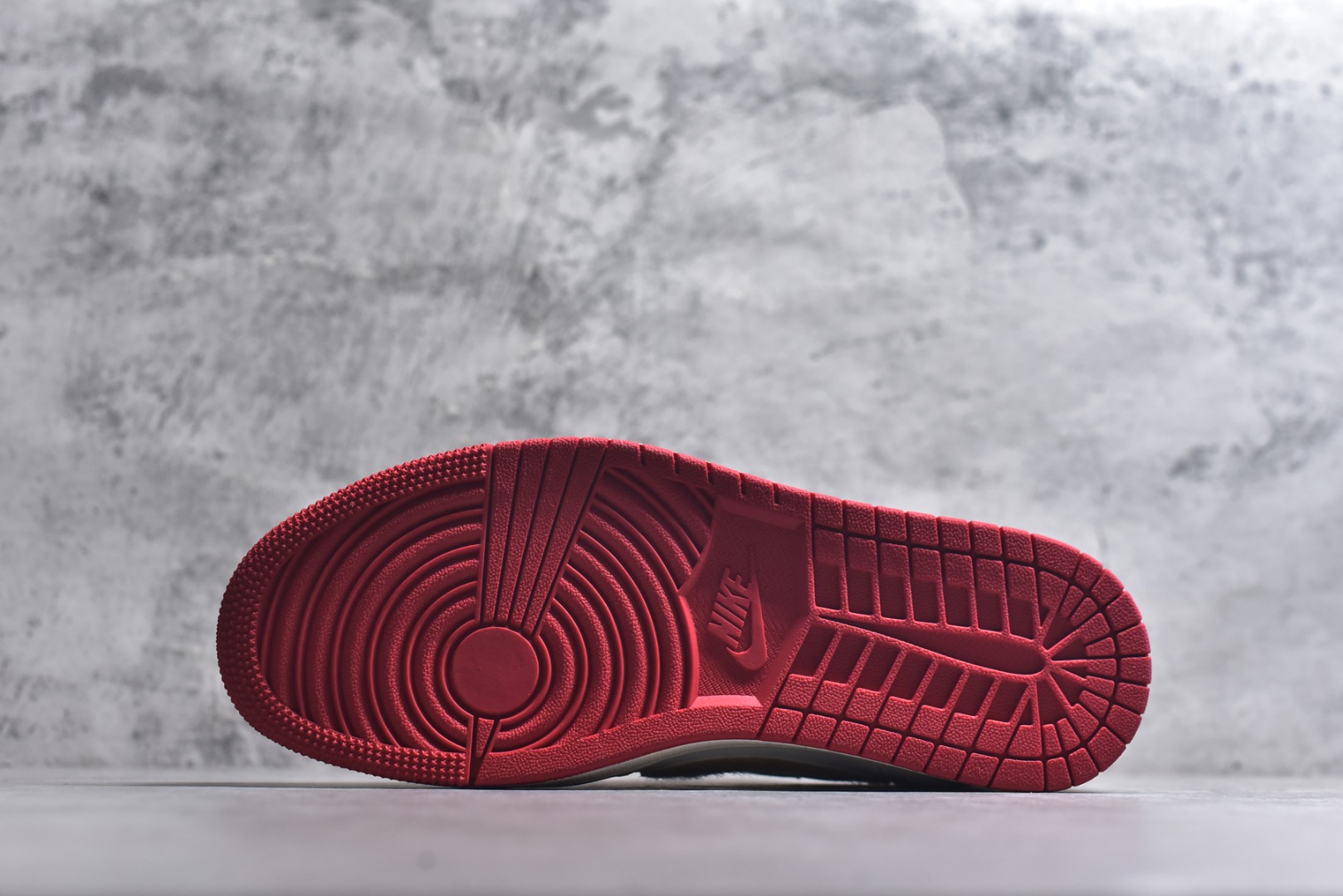 图片[6]-#火焰骏马 潮炸新年AIR JORDAN 1 米白底色搭配火焰骏马刺绣，翻毛皮Swoosh层次丰富，鞋侧“2026”标识呼应新年主题。可拆卸挂饰自带喜庆氛围，软弹缓震中底兼顾颜值与脚感，春节出街穿它，回头率直接拉满。 货号：FC1688-250 尺码：36 36.5 37.5 38 38.5 39 40 40.5 41 42 42.5 43 44 44.5 45-选品中心