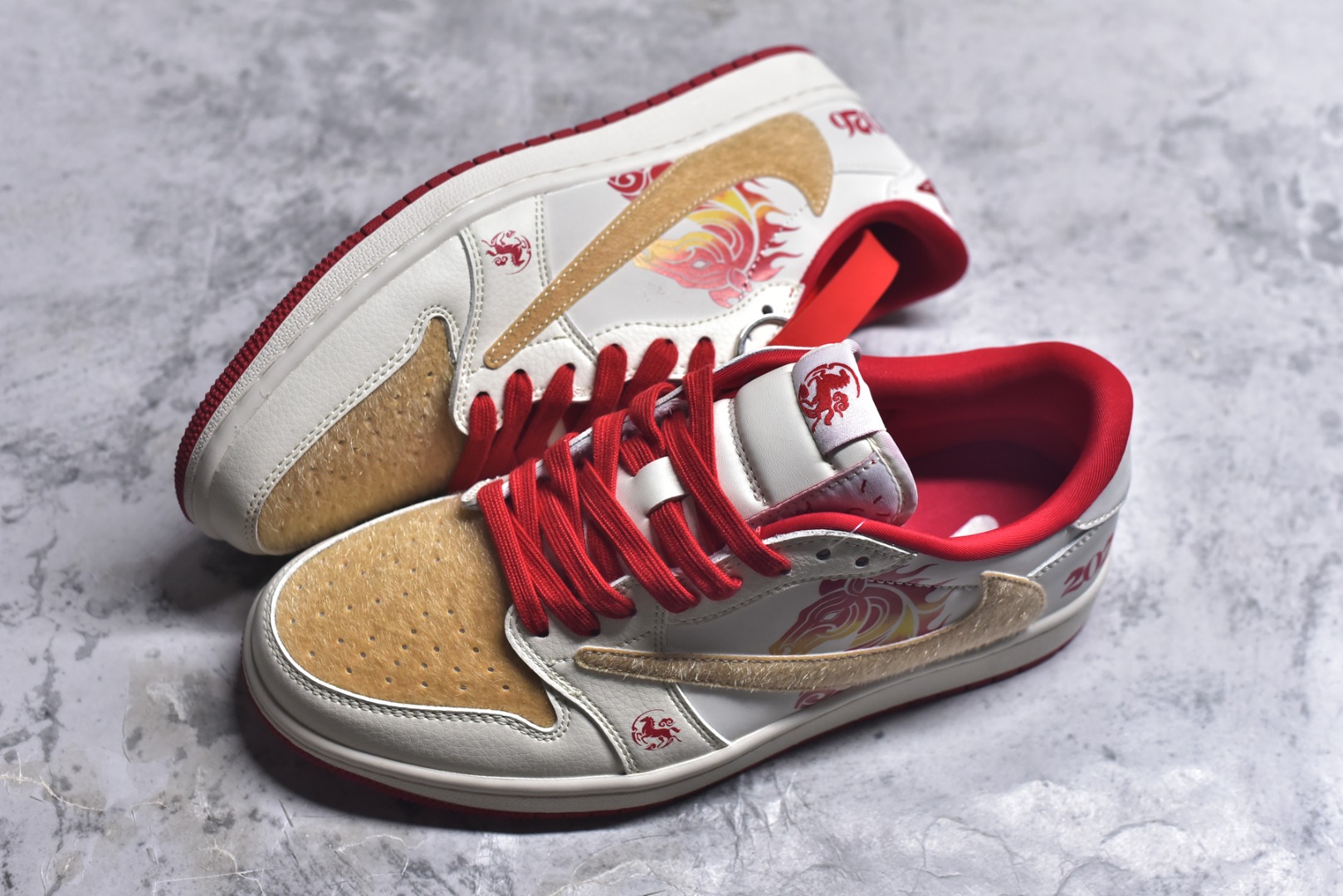 图片[7]-#火焰骏马 潮炸新年AIR JORDAN 1 米白底色搭配火焰骏马刺绣，翻毛皮Swoosh层次丰富，鞋侧“2026”标识呼应新年主题。可拆卸挂饰自带喜庆氛围，软弹缓震中底兼顾颜值与脚感，春节出街穿它，回头率直接拉满。 货号：FC1688-250 尺码：36 36.5 37.5 38 38.5 39 40 40.5 41 42 42.5 43 44 44.5 45-选品中心