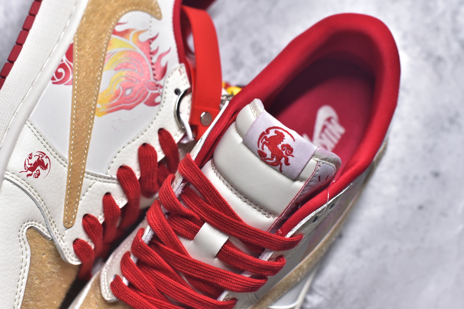 图片[9]-#火焰骏马 潮炸新年AIR JORDAN 1 米白底色搭配火焰骏马刺绣，翻毛皮Swoosh层次丰富，鞋侧“2026”标识呼应新年主题。可拆卸挂饰自带喜庆氛围，软弹缓震中底兼顾颜值与脚感，春节出街穿它，回头率直接拉满。 货号：FC1688-250 尺码：36 36.5 37.5 38 38.5 39 40 40.5 41 42 42.5 43 44 44.5 45-选品中心