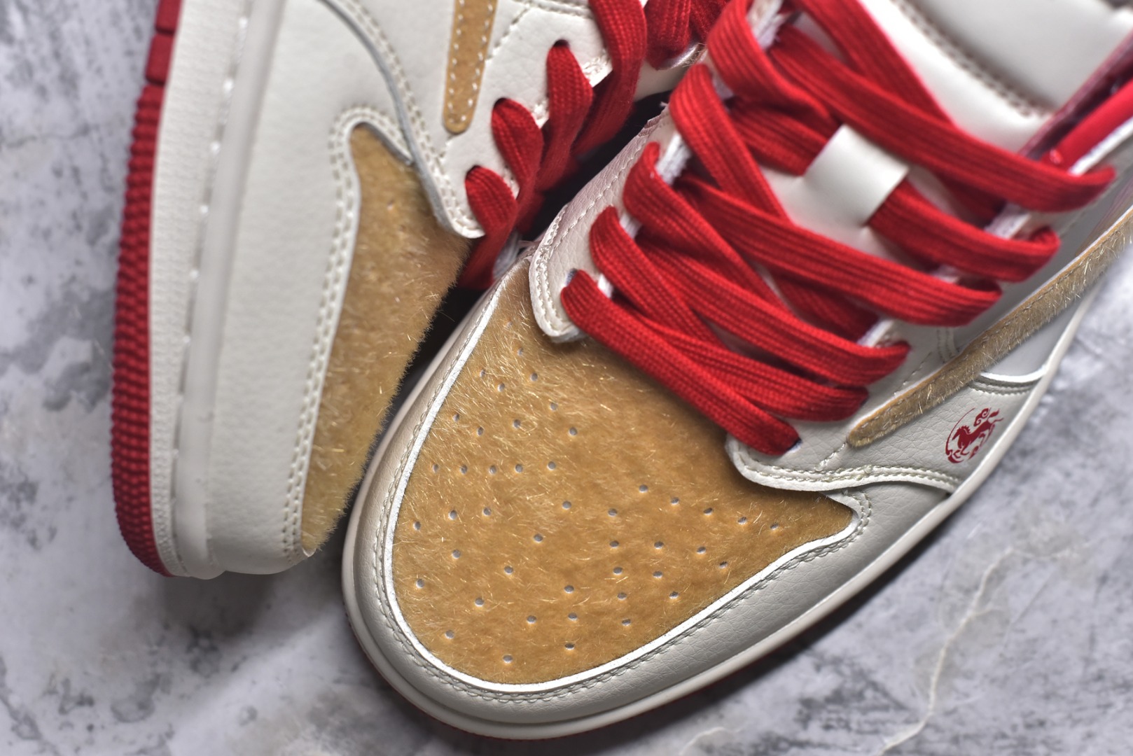 图片[8]-#火焰骏马 潮炸新年AIR JORDAN 1 米白底色搭配火焰骏马刺绣，翻毛皮Swoosh层次丰富，鞋侧“2026”标识呼应新年主题。可拆卸挂饰自带喜庆氛围，软弹缓震中底兼顾颜值与脚感，春节出街穿它，回头率直接拉满。 货号：FC1688-250 尺码：36 36.5 37.5 38 38.5 39 40 40.5 41 42 42.5 43 44 44.5 45-选品中心