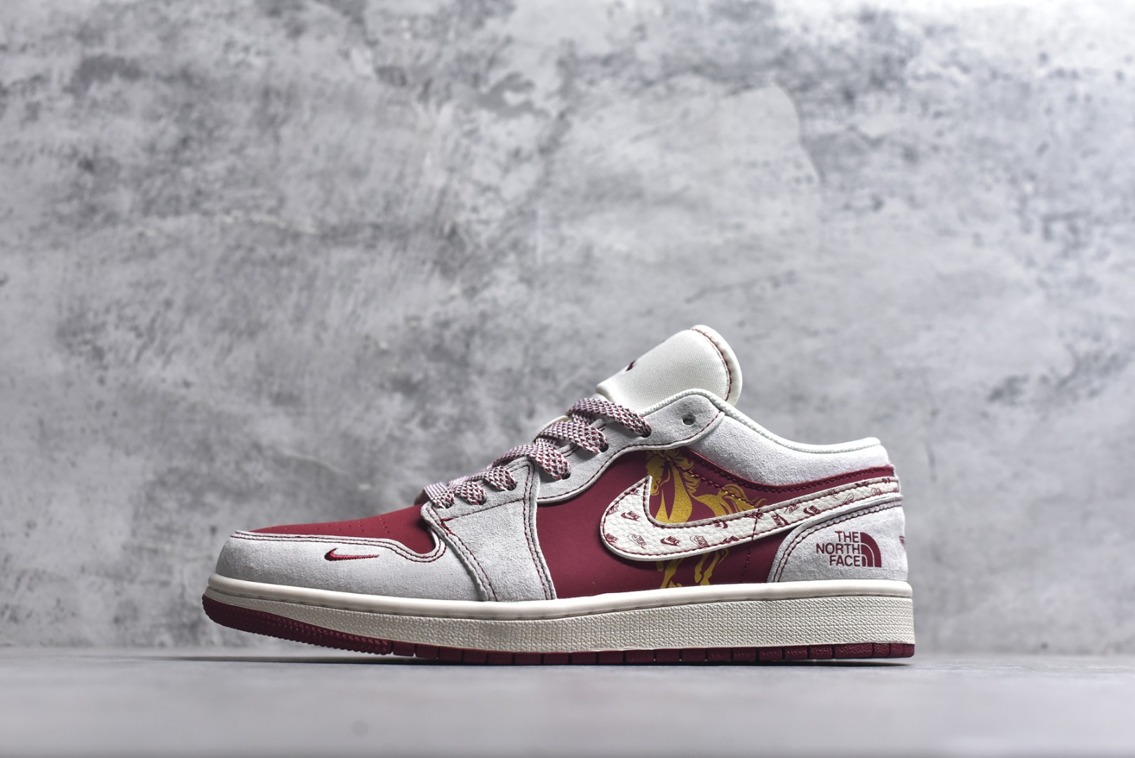 #马年限定 潮履登场AIR JORDAN 1 以红白撞色勾勒新年气场，翻毛皮质感搭配烫金骏马刺绣，鞋侧THE NORTH FACE联名标识暗藏户外基因，鞋头迷你Swoosh细节拉满。可拆卸挂饰自带年味，软弹中底适配日常通勤与街头出片，既是春节穿搭战袍，也是收藏级潮流单品。 货号：JP2026-128 尺码：36 36.5 37.5 38 38.5 39 40 40.5 41 42 42.5 43 44 44.5 45-选品中心