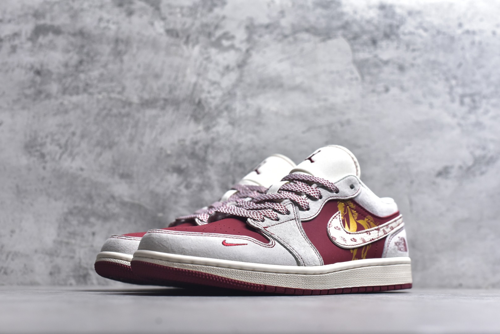 图片[2]-#马年限定 潮履登场AIR JORDAN 1 以红白撞色勾勒新年气场，翻毛皮质感搭配烫金骏马刺绣，鞋侧THE NORTH FACE联名标识暗藏户外基因，鞋头迷你Swoosh细节拉满。可拆卸挂饰自带年味，软弹中底适配日常通勤与街头出片，既是春节穿搭战袍，也是收藏级潮流单品。 货号：JP2026-128 尺码：36 36.5 37.5 38 38.5 39 40 40.5 41 42 42.5 43 44 44.5 45-选品中心
