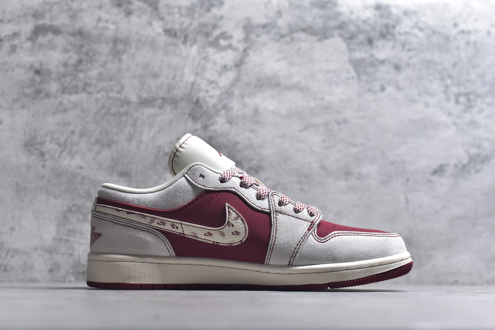 图片[3]-#马年限定 潮履登场AIR JORDAN 1 以红白撞色勾勒新年气场，翻毛皮质感搭配烫金骏马刺绣，鞋侧THE NORTH FACE联名标识暗藏户外基因，鞋头迷你Swoosh细节拉满。可拆卸挂饰自带年味，软弹中底适配日常通勤与街头出片，既是春节穿搭战袍，也是收藏级潮流单品。 货号：JP2026-128 尺码：36 36.5 37.5 38 38.5 39 40 40.5 41 42 42.5 43 44 44.5 45-选品中心