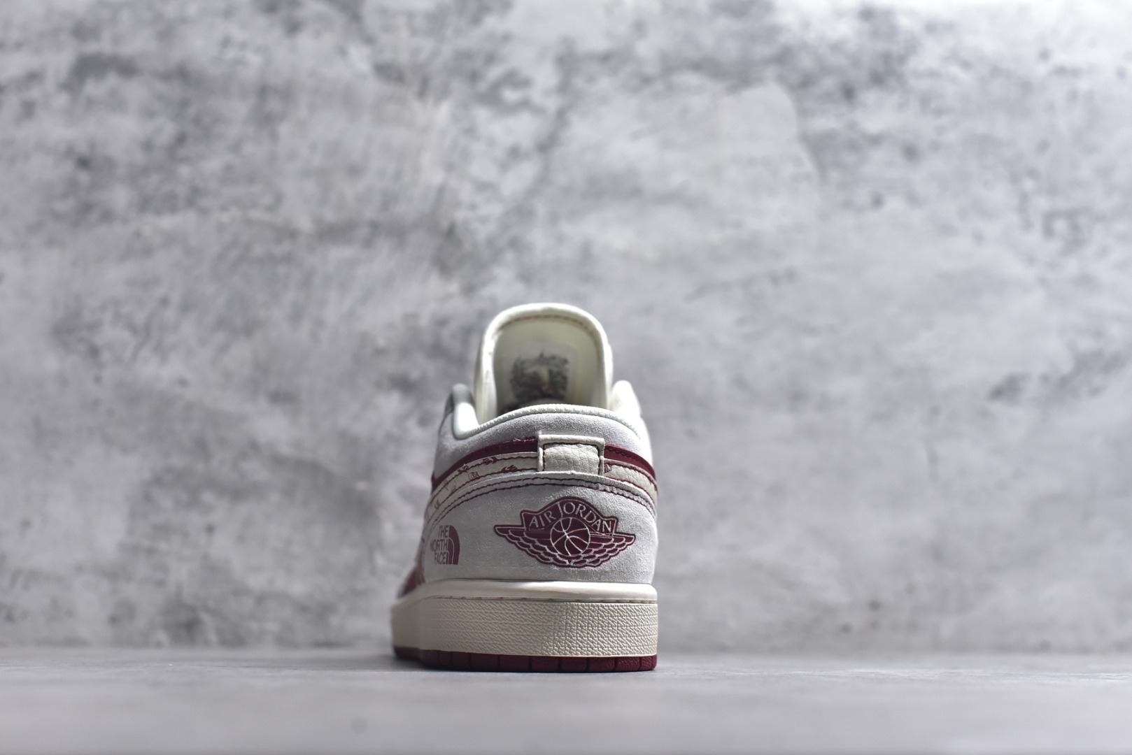 图片[5]-#马年限定 潮履登场AIR JORDAN 1 以红白撞色勾勒新年气场，翻毛皮质感搭配烫金骏马刺绣，鞋侧THE NORTH FACE联名标识暗藏户外基因，鞋头迷你Swoosh细节拉满。可拆卸挂饰自带年味，软弹中底适配日常通勤与街头出片，既是春节穿搭战袍，也是收藏级潮流单品。 货号：JP2026-128 尺码：36 36.5 37.5 38 38.5 39 40 40.5 41 42 42.5 43 44 44.5 45-选品中心