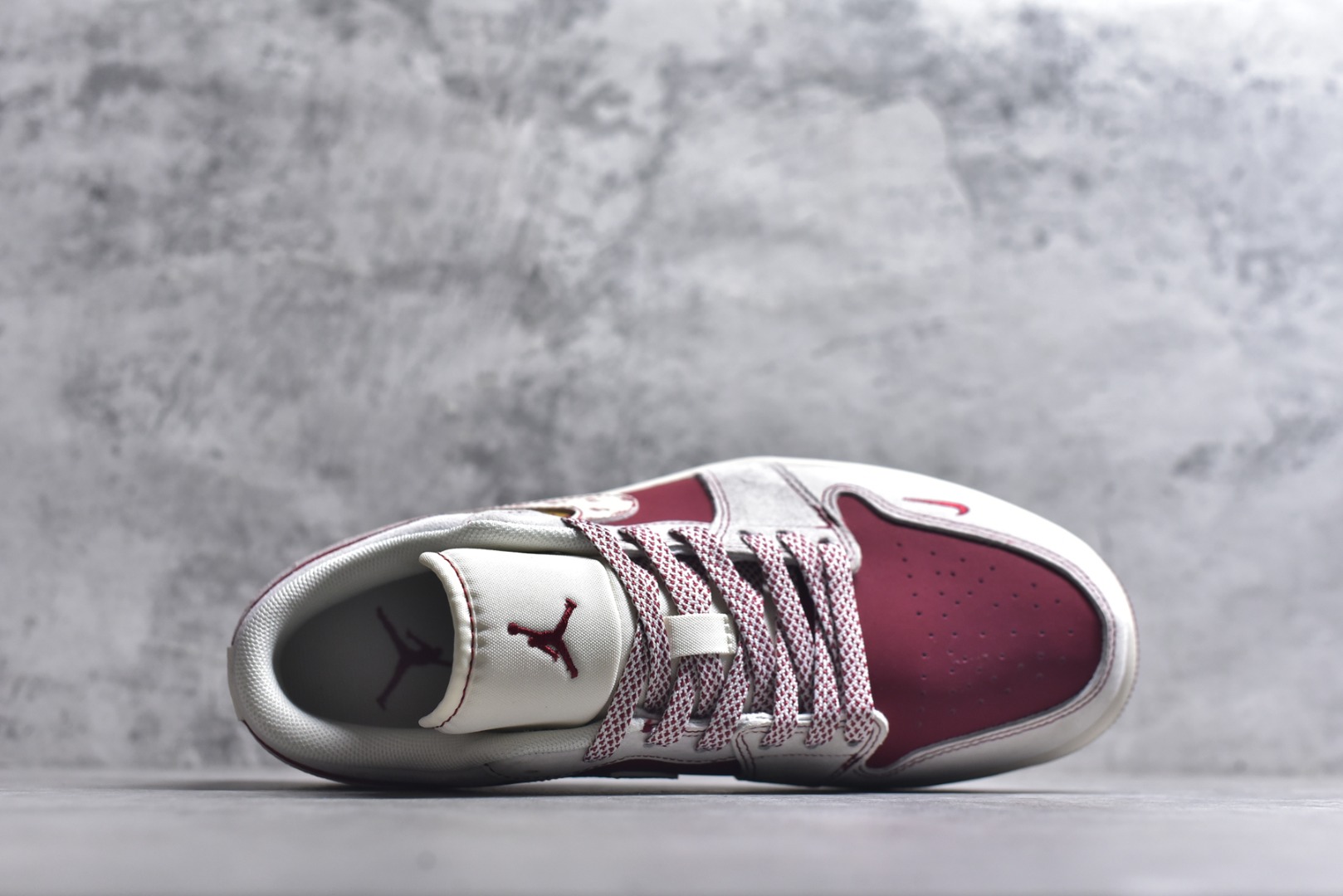 图片[4]-#马年限定 潮履登场AIR JORDAN 1 以红白撞色勾勒新年气场，翻毛皮质感搭配烫金骏马刺绣，鞋侧THE NORTH FACE联名标识暗藏户外基因，鞋头迷你Swoosh细节拉满。可拆卸挂饰自带年味，软弹中底适配日常通勤与街头出片，既是春节穿搭战袍，也是收藏级潮流单品。 货号：JP2026-128 尺码：36 36.5 37.5 38 38.5 39 40 40.5 41 42 42.5 43 44 44.5 45-选品中心