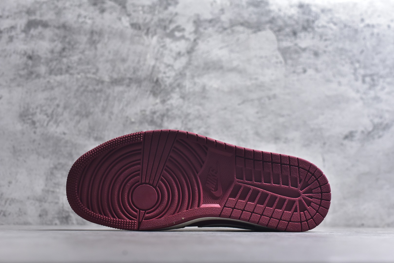 图片[6]-#马年限定 潮履登场AIR JORDAN 1 以红白撞色勾勒新年气场，翻毛皮质感搭配烫金骏马刺绣，鞋侧THE NORTH FACE联名标识暗藏户外基因，鞋头迷你Swoosh细节拉满。可拆卸挂饰自带年味，软弹中底适配日常通勤与街头出片，既是春节穿搭战袍，也是收藏级潮流单品。 货号：JP2026-128 尺码：36 36.5 37.5 38 38.5 39 40 40.5 41 42 42.5 43 44 44.5 45-选品中心