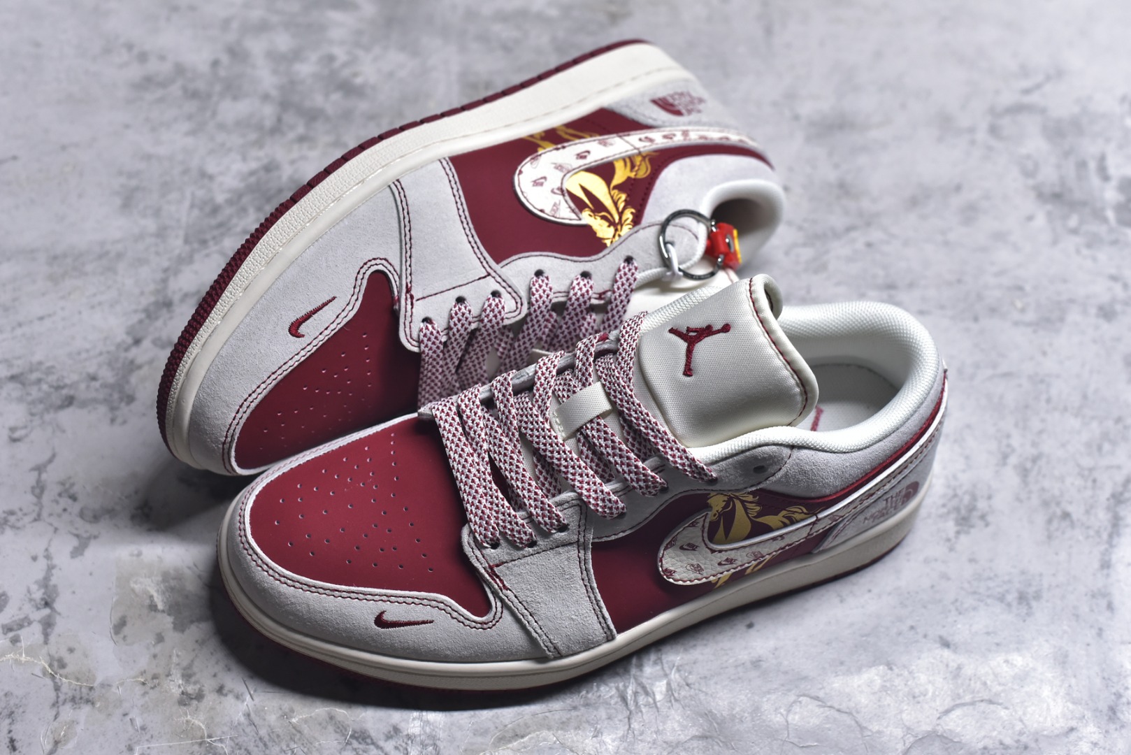 图片[7]-#马年限定 潮履登场AIR JORDAN 1 以红白撞色勾勒新年气场，翻毛皮质感搭配烫金骏马刺绣，鞋侧THE NORTH FACE联名标识暗藏户外基因，鞋头迷你Swoosh细节拉满。可拆卸挂饰自带年味，软弹中底适配日常通勤与街头出片，既是春节穿搭战袍，也是收藏级潮流单品。 货号：JP2026-128 尺码：36 36.5 37.5 38 38.5 39 40 40.5 41 42 42.5 43 44 44.5 45-选品中心