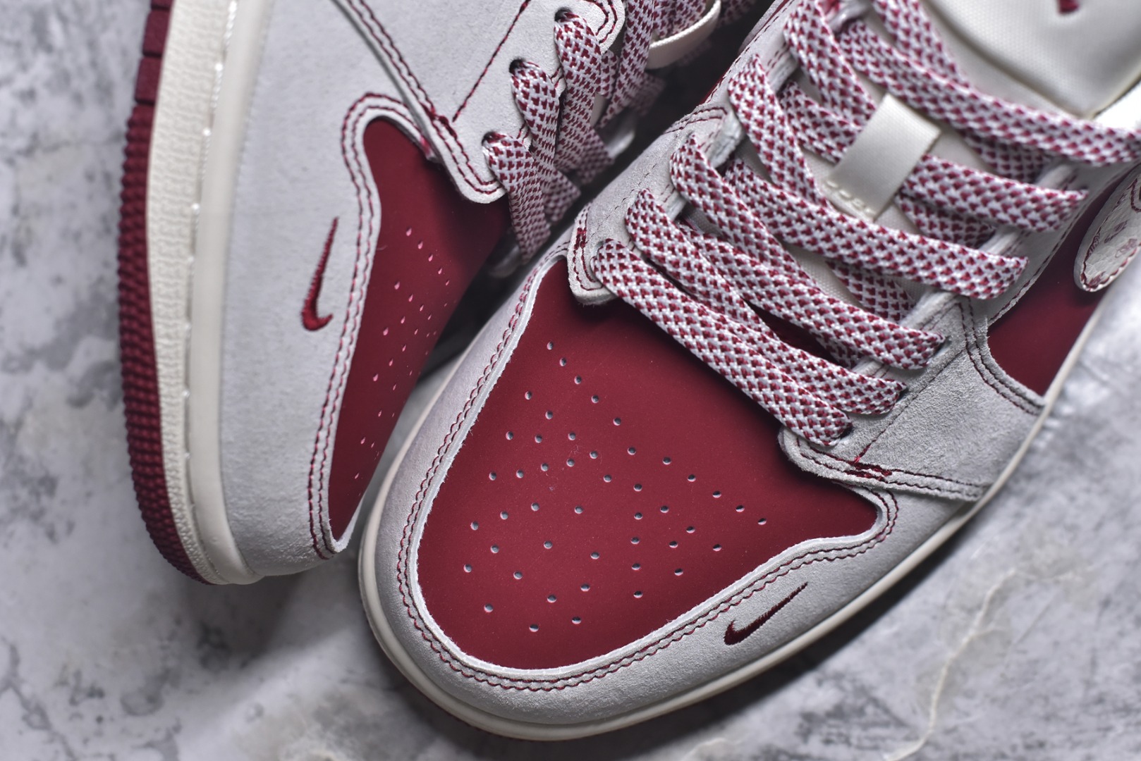 图片[8]-#马年限定 潮履登场AIR JORDAN 1 以红白撞色勾勒新年气场，翻毛皮质感搭配烫金骏马刺绣，鞋侧THE NORTH FACE联名标识暗藏户外基因，鞋头迷你Swoosh细节拉满。可拆卸挂饰自带年味，软弹中底适配日常通勤与街头出片，既是春节穿搭战袍，也是收藏级潮流单品。 货号：JP2026-128 尺码：36 36.5 37.5 38 38.5 39 40 40.5 41 42 42.5 43 44 44.5 45-选品中心