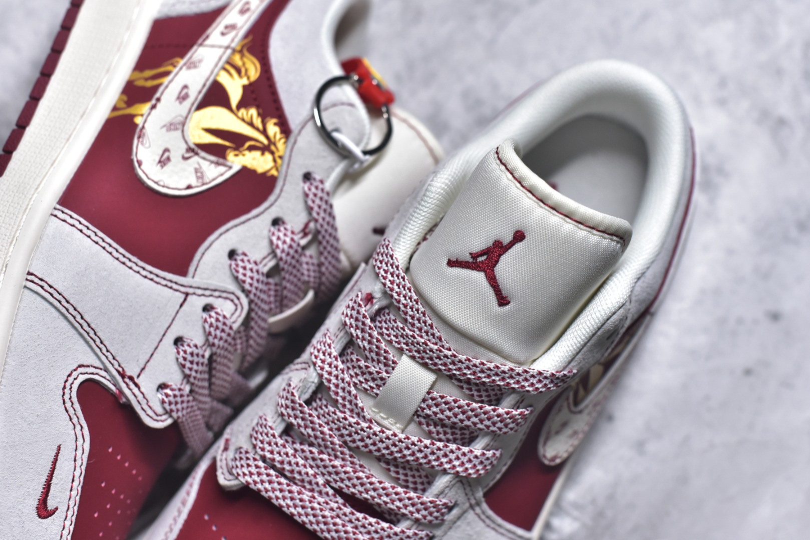 图片[9]-#马年限定 潮履登场AIR JORDAN 1 以红白撞色勾勒新年气场，翻毛皮质感搭配烫金骏马刺绣，鞋侧THE NORTH FACE联名标识暗藏户外基因，鞋头迷你Swoosh细节拉满。可拆卸挂饰自带年味，软弹中底适配日常通勤与街头出片，既是春节穿搭战袍，也是收藏级潮流单品。 货号：JP2026-128 尺码：36 36.5 37.5 38 38.5 39 40 40.5 41 42 42.5 43 44 44.5 45-选品中心