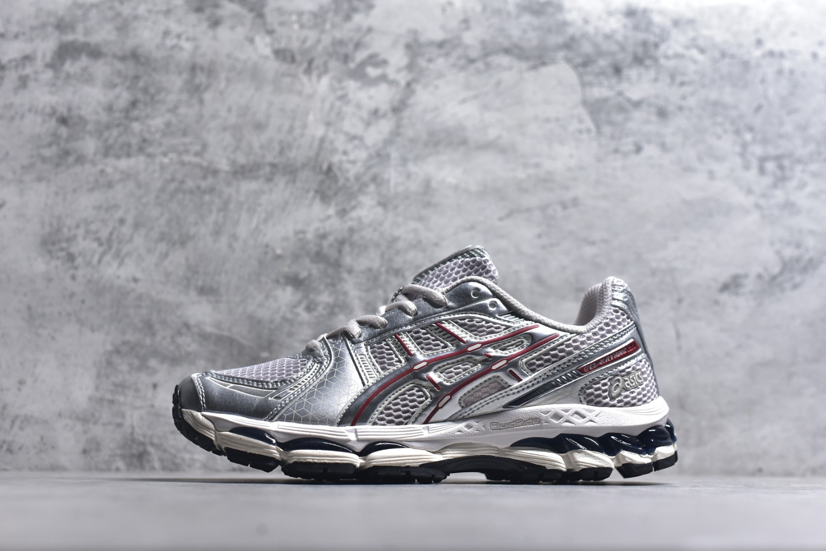 #AsicsGel-Kayano 12.1 亚瑟士运动休闲透气专业跑鞋 提供出众的稳定性与缓冲 此种置于中底内部的自适应发泡材料 可在每一次冲击后帮助足弓重新定位 强化迈步时的支撑性中底处的另一项升级为FFBLASTTM PLUSECO缓冲科技 此种材料含有约24%的生物基成分 可在每一步中创造绵柔的触地脚感PureGELM科技位干鞋跟底部 柔软度比标准GELM科技高65% 为长跑训练者带来令人惊奇的运动顺畅感 货号： 1203A905-020 尺码： 36 -47-选品中心