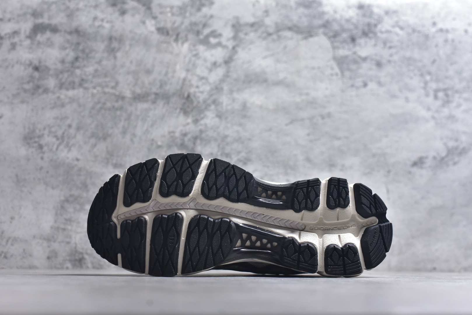 图片[6]-#AsicsGel-Kayano 12.1 亚瑟士运动休闲透气专业跑鞋 提供出众的稳定性与缓冲 此种置于中底内部的自适应发泡材料 可在每一次冲击后帮助足弓重新定位 强化迈步时的支撑性中底处的另一项升级为FFBLASTTM PLUSECO缓冲科技 此种材料含有约24%的生物基成分 可在每一步中创造绵柔的触地脚感PureGELM科技位干鞋跟底部 柔软度比标准GELM科技高65% 为长跑训练者带来令人惊奇的运动顺畅感 货号： 1203A905-020 尺码： 36 -47-选品中心