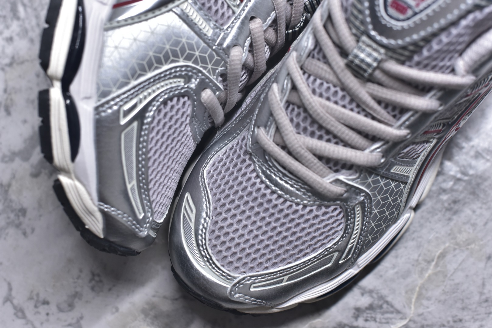 图片[8]-#AsicsGel-Kayano 12.1 亚瑟士运动休闲透气专业跑鞋 提供出众的稳定性与缓冲 此种置于中底内部的自适应发泡材料 可在每一次冲击后帮助足弓重新定位 强化迈步时的支撑性中底处的另一项升级为FFBLASTTM PLUSECO缓冲科技 此种材料含有约24%的生物基成分 可在每一步中创造绵柔的触地脚感PureGELM科技位干鞋跟底部 柔软度比标准GELM科技高65% 为长跑训练者带来令人惊奇的运动顺畅感 货号： 1203A905-020 尺码： 36 -47-选品中心