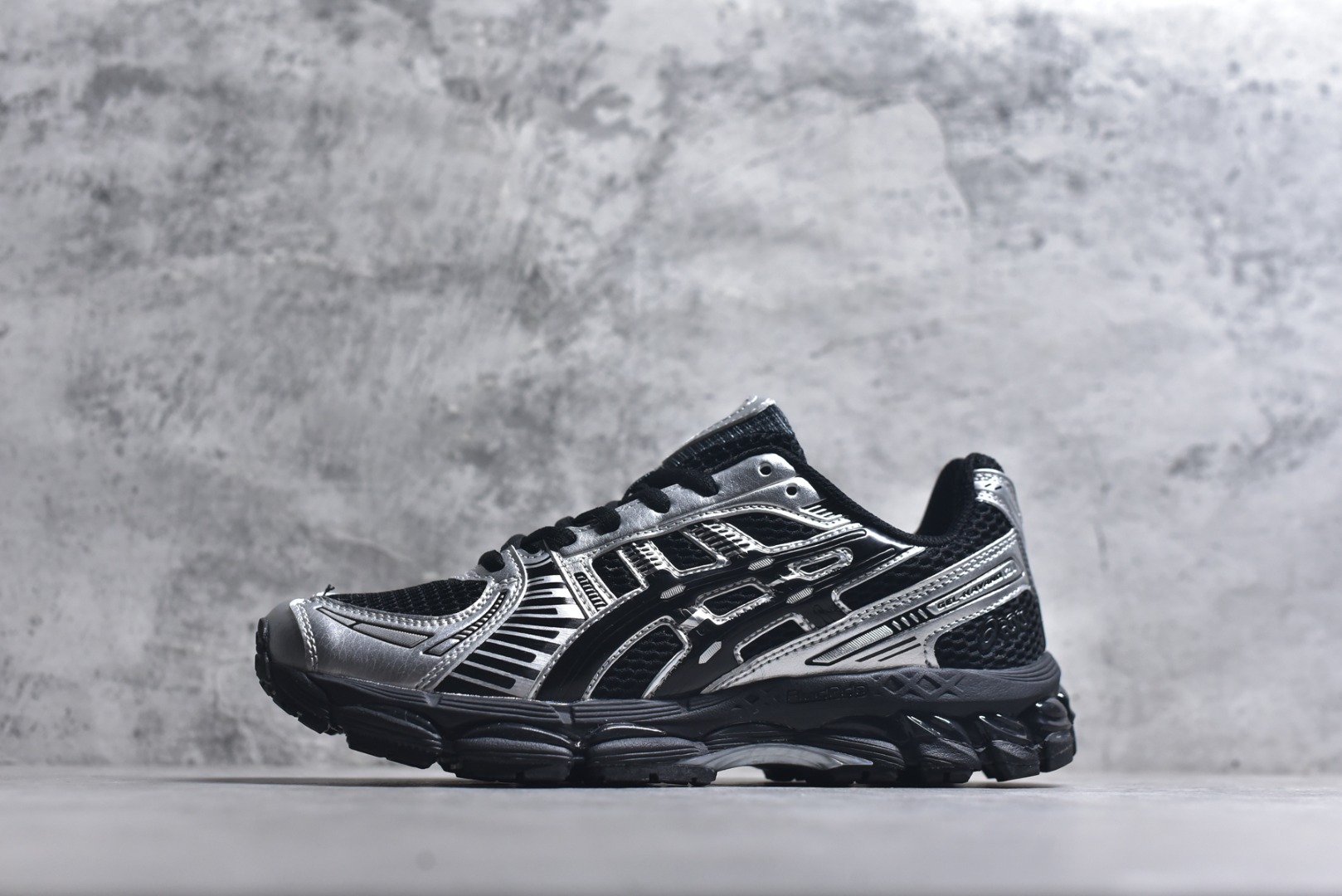 #AsicsGel-Kayano 12.1 亚瑟士运动休闲透气专业跑鞋 提供出众的稳定性与缓冲 此种置于中底内部的自适应发泡材料 可在每一次冲击后帮助足弓重新定位 强化迈步时的支撑性中底处的另一项升级为FFBLASTTM PLUSECO缓冲科技 此种材料含有约24%的生物基成分 可在每一步中创造绵柔的触地脚感PureGELM科技位干鞋跟底部 柔软度比标准GELM科技高65% 为长跑训练者带来令人惊奇的运动顺畅感 货号： 1203A759-001 尺码： 36-47-选品中心