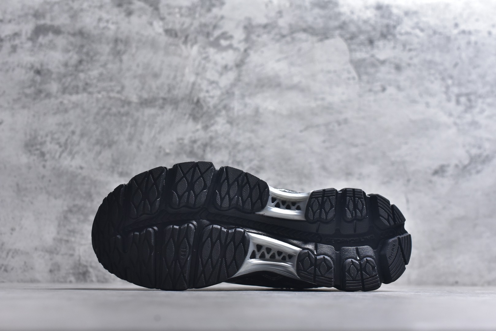 图片[6]-#AsicsGel-Kayano 12.1 亚瑟士运动休闲透气专业跑鞋 提供出众的稳定性与缓冲 此种置于中底内部的自适应发泡材料 可在每一次冲击后帮助足弓重新定位 强化迈步时的支撑性中底处的另一项升级为FFBLASTTM PLUSECO缓冲科技 此种材料含有约24%的生物基成分 可在每一步中创造绵柔的触地脚感PureGELM科技位干鞋跟底部 柔软度比标准GELM科技高65% 为长跑训练者带来令人惊奇的运动顺畅感 货号： 1203A759-001 尺码： 36-47-选品中心