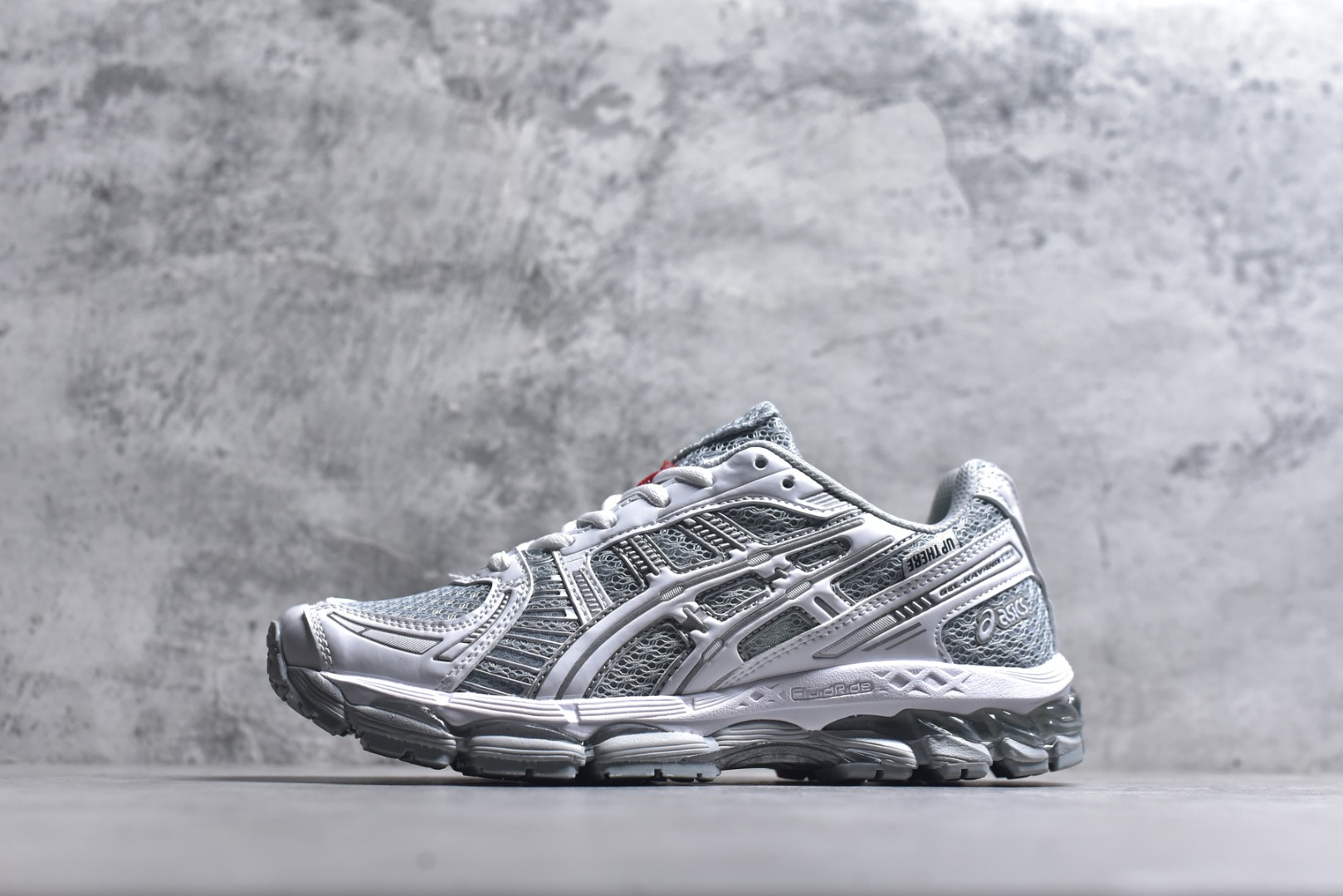#AsicsGel-Kayano 12.1 亚瑟士运动休闲透气专业跑鞋 提供出众的稳定性与缓冲 此种置于中底内部的自适应发泡材料 可在每一次冲击后帮助足弓重新定位 强化迈步时的支撑性中底处的另一项升级为FFBLASTTM PLUSECO缓冲科技 此种材料含有约24%的生物基成分 可在每一步中创造绵柔的触地脚感PureGELM科技位干鞋跟底部 柔软度比标准GELM科技高65% 为长跑训练者带来令人惊奇的运动顺畅感 货号： 1203A869-020 尺码： 36-47-选品中心