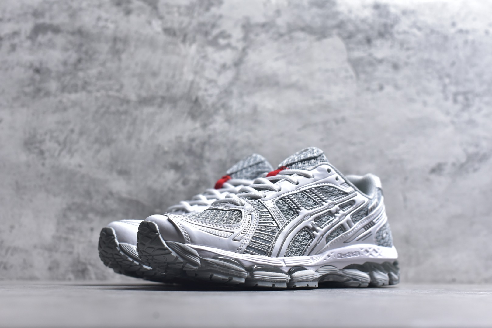 图片[2]-#AsicsGel-Kayano 12.1 亚瑟士运动休闲透气专业跑鞋 提供出众的稳定性与缓冲 此种置于中底内部的自适应发泡材料 可在每一次冲击后帮助足弓重新定位 强化迈步时的支撑性中底处的另一项升级为FFBLASTTM PLUSECO缓冲科技 此种材料含有约24%的生物基成分 可在每一步中创造绵柔的触地脚感PureGELM科技位干鞋跟底部 柔软度比标准GELM科技高65% 为长跑训练者带来令人惊奇的运动顺畅感 货号： 1203A869-020 尺码： 36-47-选品中心