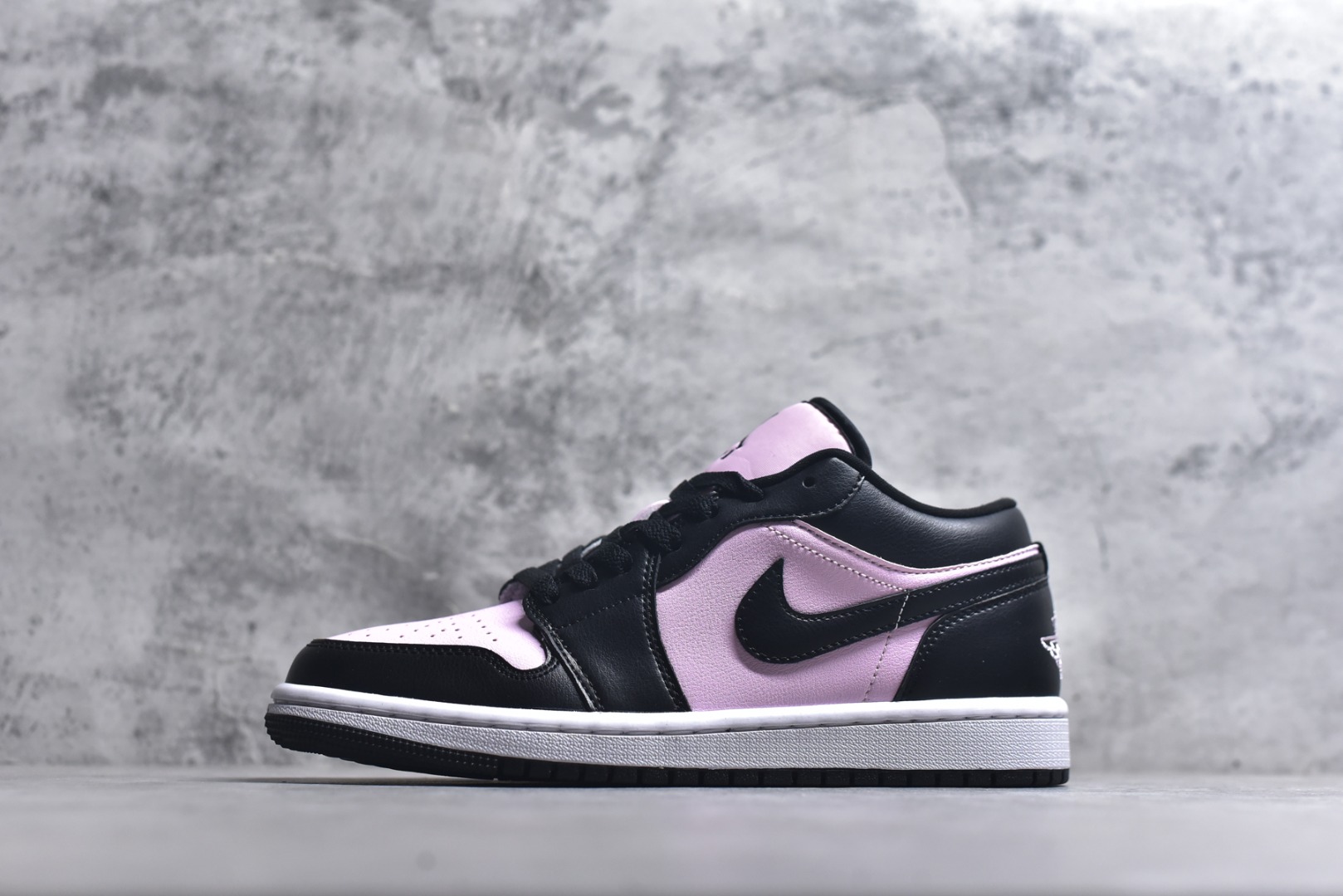 #Air Jordan AJ1 Low 低帮 IO3394-663 全新流水线出品 DT版本唯一平替选择 市场第二梯队最强版 全部原鞋开发 原楦原纸板开发 全鞋电脑针车 原厂内置全掌气垫 原盒内在原标 唯一Zp原版鞋带绑法 免检产品 全新2022版型 全头层皮料 完美零毛边处理 原厂配置全掌气垫 价格定位良心 几十个配色陆续出货 实拍调校N版已经零色差零失真 百分百还原实物色彩所见即所得 不存在货不对板色差等低级问题 选购参考实物拍摄 不混卖不参货 只用心做好货严格选品 承诺混一赔十 尺码：36 36.5 37.5 38 38.5 39 40 40.5 41 42 42.5 43 44 44.5 45-选品中心
