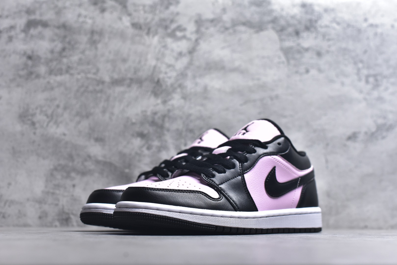 图片[2]-#Air Jordan AJ1 Low 低帮 IO3394-663 全新流水线出品 DT版本唯一平替选择 市场第二梯队最强版 全部原鞋开发 原楦原纸板开发 全鞋电脑针车 原厂内置全掌气垫 原盒内在原标 唯一Zp原版鞋带绑法 免检产品 全新2022版型 全头层皮料 完美零毛边处理 原厂配置全掌气垫 价格定位良心 几十个配色陆续出货 实拍调校N版已经零色差零失真 百分百还原实物色彩所见即所得 不存在货不对板色差等低级问题 选购参考实物拍摄 不混卖不参货 只用心做好货严格选品 承诺混一赔十 尺码：36 36.5 37.5 38 38.5 39 40 40.5 41 42 42.5 43 44 44.5 45-选品中心