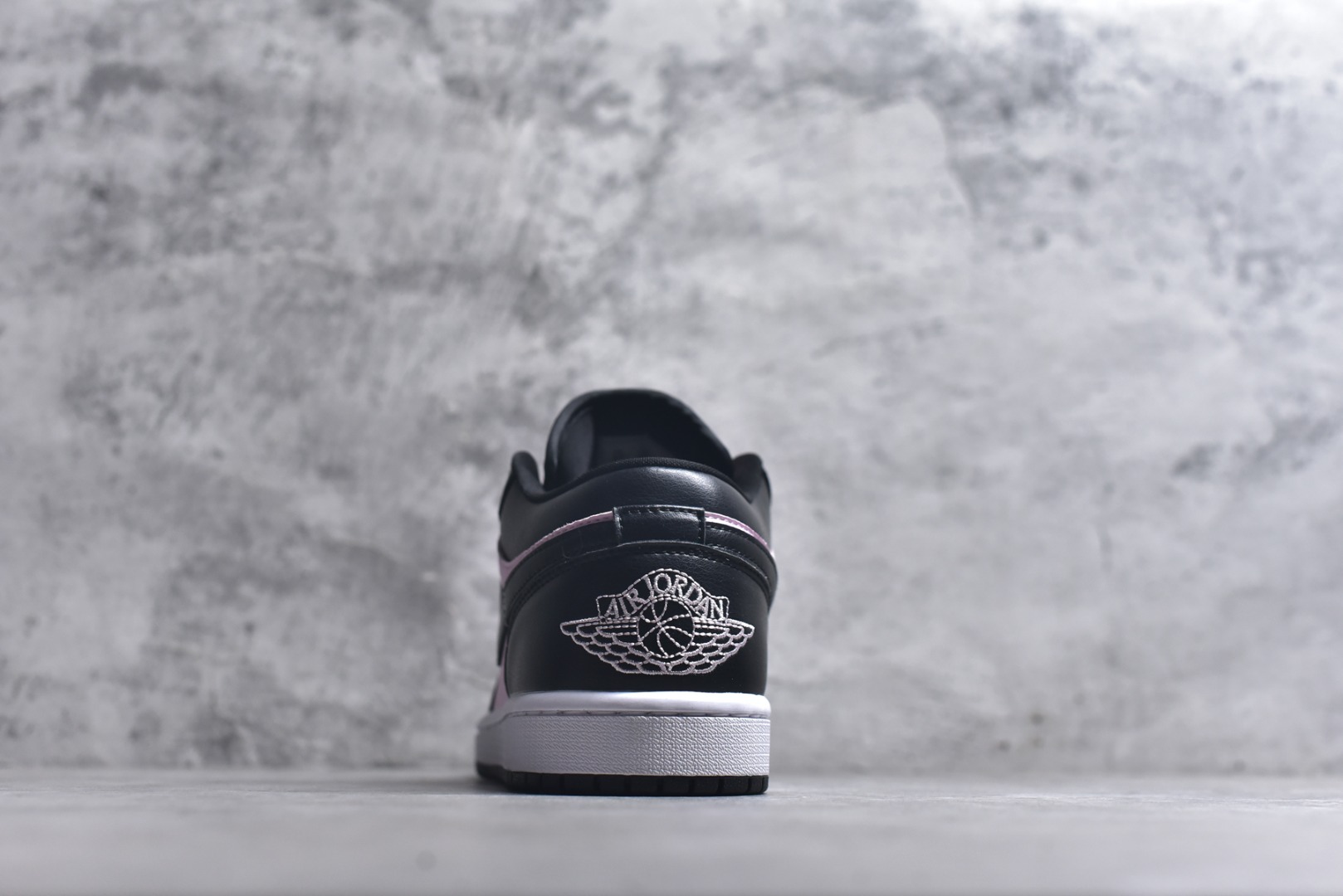 图片[5]-#Air Jordan AJ1 Low 低帮 IO3394-663 全新流水线出品 DT版本唯一平替选择 市场第二梯队最强版 全部原鞋开发 原楦原纸板开发 全鞋电脑针车 原厂内置全掌气垫 原盒内在原标 唯一Zp原版鞋带绑法 免检产品 全新2022版型 全头层皮料 完美零毛边处理 原厂配置全掌气垫 价格定位良心 几十个配色陆续出货 实拍调校N版已经零色差零失真 百分百还原实物色彩所见即所得 不存在货不对板色差等低级问题 选购参考实物拍摄 不混卖不参货 只用心做好货严格选品 承诺混一赔十 尺码：36 36.5 37.5 38 38.5 39 40 40.5 41 42 42.5 43 44 44.5 45-选品中心