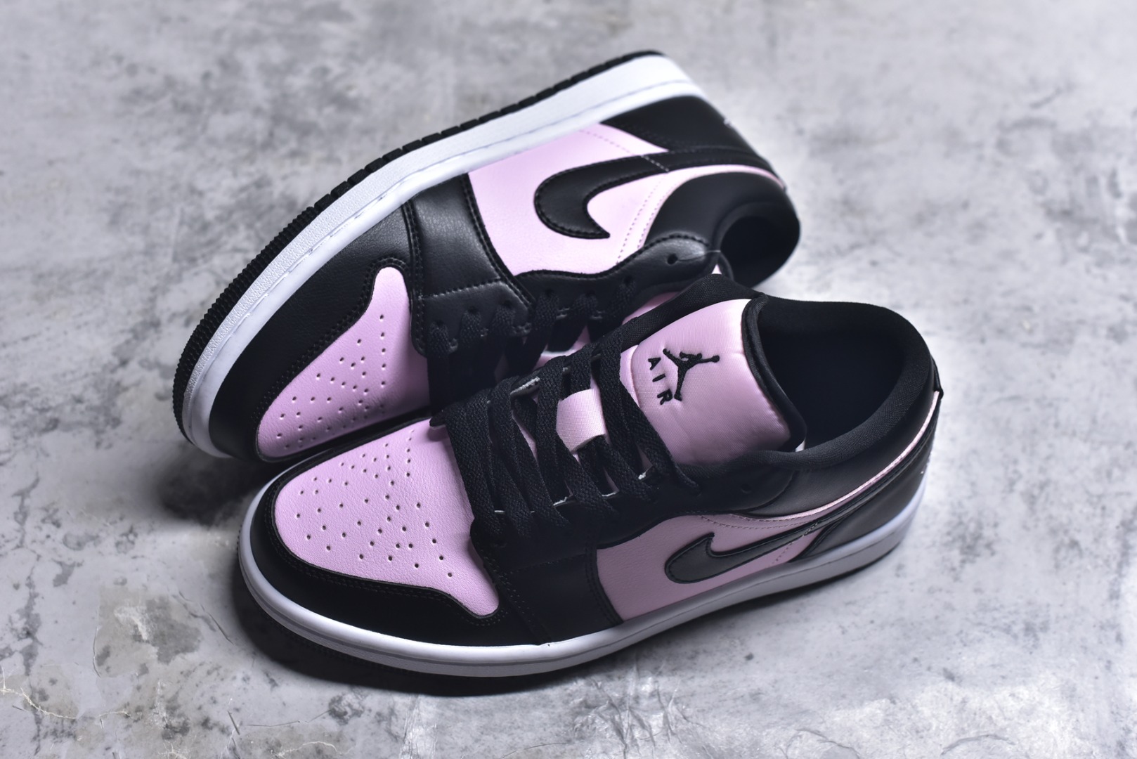 图片[7]-#Air Jordan AJ1 Low 低帮 IO3394-663 全新流水线出品 DT版本唯一平替选择 市场第二梯队最强版 全部原鞋开发 原楦原纸板开发 全鞋电脑针车 原厂内置全掌气垫 原盒内在原标 唯一Zp原版鞋带绑法 免检产品 全新2022版型 全头层皮料 完美零毛边处理 原厂配置全掌气垫 价格定位良心 几十个配色陆续出货 实拍调校N版已经零色差零失真 百分百还原实物色彩所见即所得 不存在货不对板色差等低级问题 选购参考实物拍摄 不混卖不参货 只用心做好货严格选品 承诺混一赔十 尺码：36 36.5 37.5 38 38.5 39 40 40.5 41 42 42.5 43 44 44.5 45-选品中心