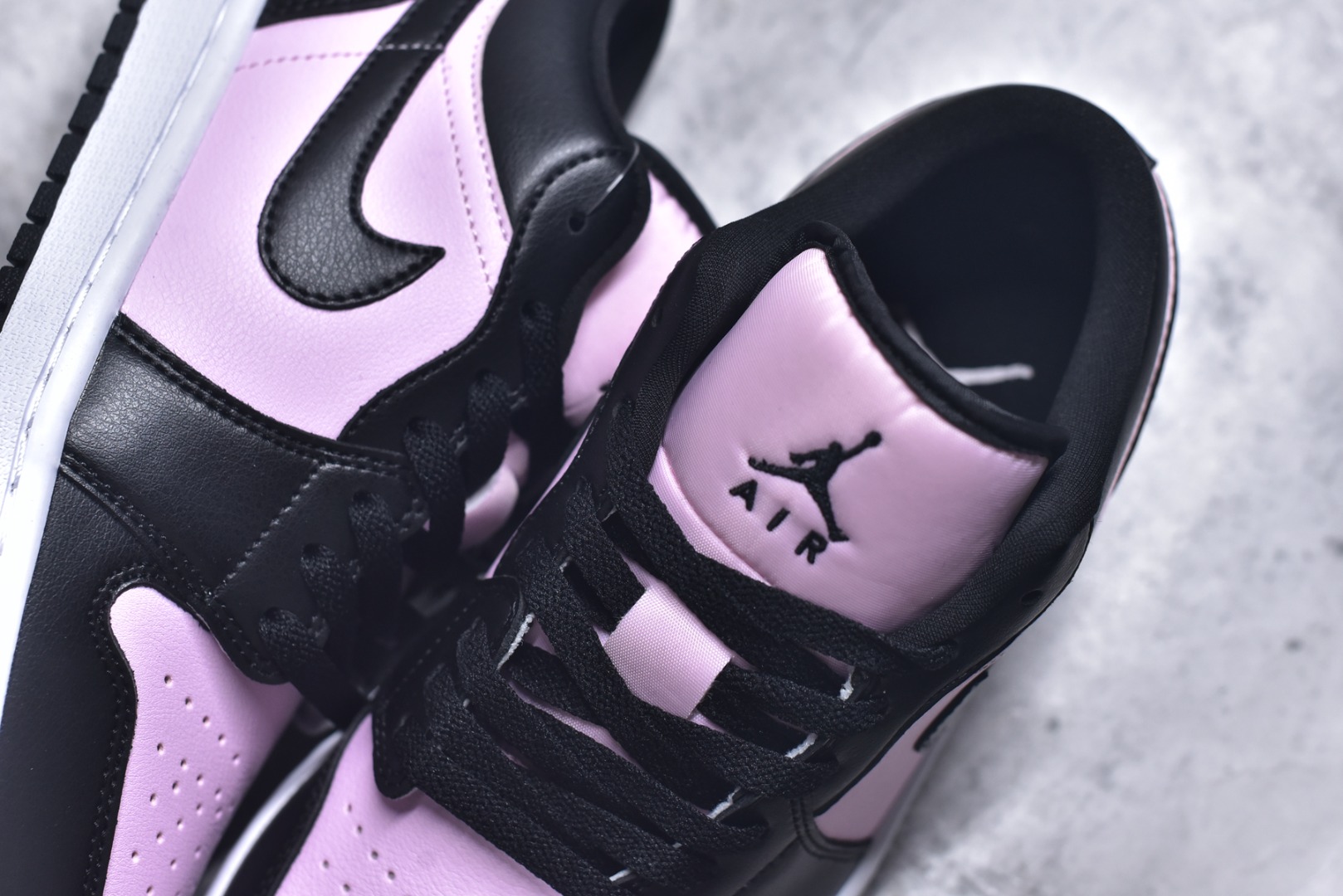 图片[9]-#Air Jordan AJ1 Low 低帮 IO3394-663 全新流水线出品 DT版本唯一平替选择 市场第二梯队最强版 全部原鞋开发 原楦原纸板开发 全鞋电脑针车 原厂内置全掌气垫 原盒内在原标 唯一Zp原版鞋带绑法 免检产品 全新2022版型 全头层皮料 完美零毛边处理 原厂配置全掌气垫 价格定位良心 几十个配色陆续出货 实拍调校N版已经零色差零失真 百分百还原实物色彩所见即所得 不存在货不对板色差等低级问题 选购参考实物拍摄 不混卖不参货 只用心做好货严格选品 承诺混一赔十 尺码：36 36.5 37.5 38 38.5 39 40 40.5 41 42 42.5 43 44 44.5 45-选品中心