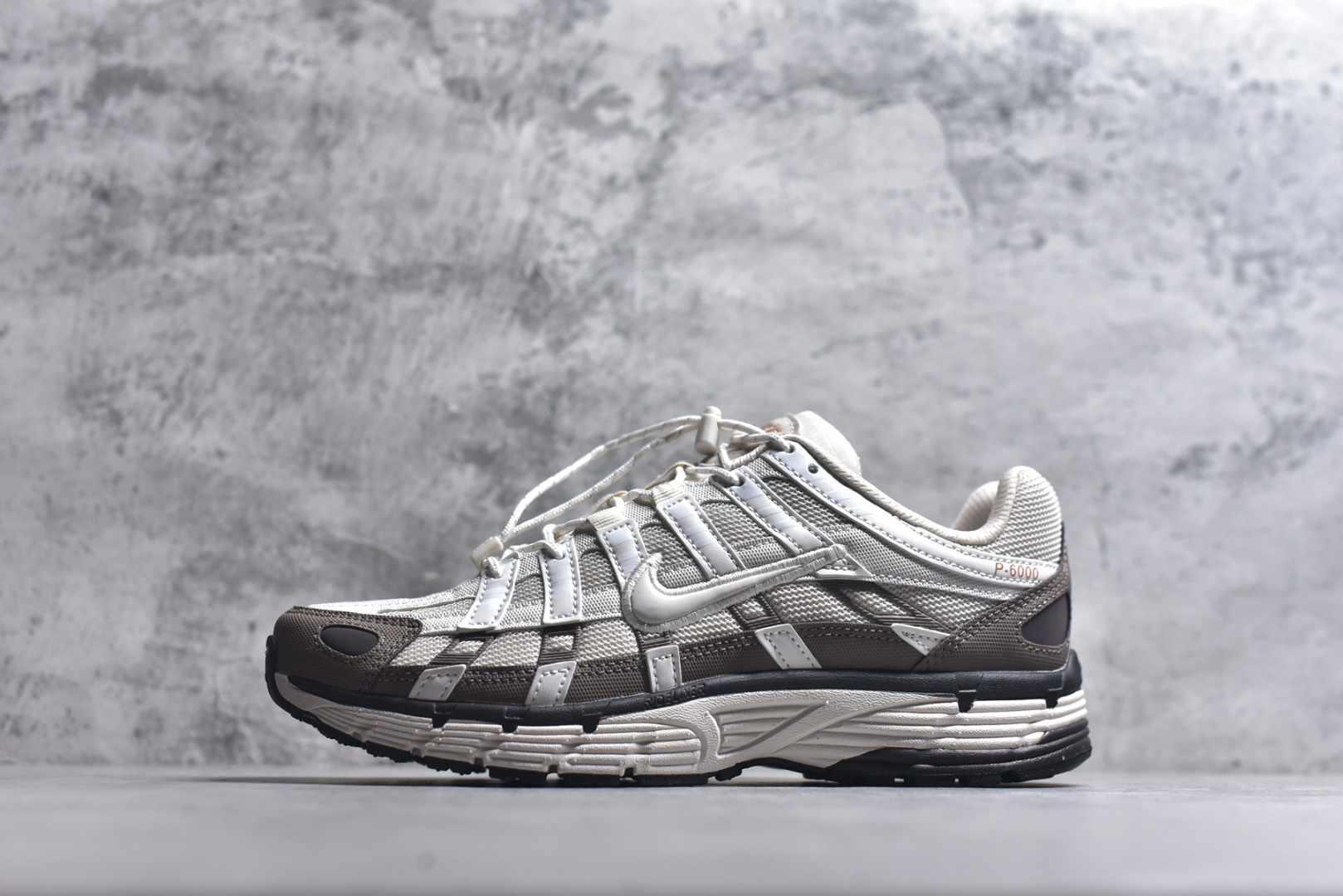 #NK P-6000 系列低帮复古老爹风休闲运动舒适慢跑鞋 IO1904-104 融合 Pegasus 过往运动鞋设计 助力 21 世纪早期跑步运动跃升时尚新高度 采用透气网眼布、运动风格线条和耐穿覆面 兼具吸睛外观和舒适感受 中底泡绵以田径赛道为灵感 打造厚实设计 缔造出众缓震性能 尺码：36 36.5 37.5 38 38.5 39 40 40.5 41 42 42.5 43 44 44.5 45-选品中心