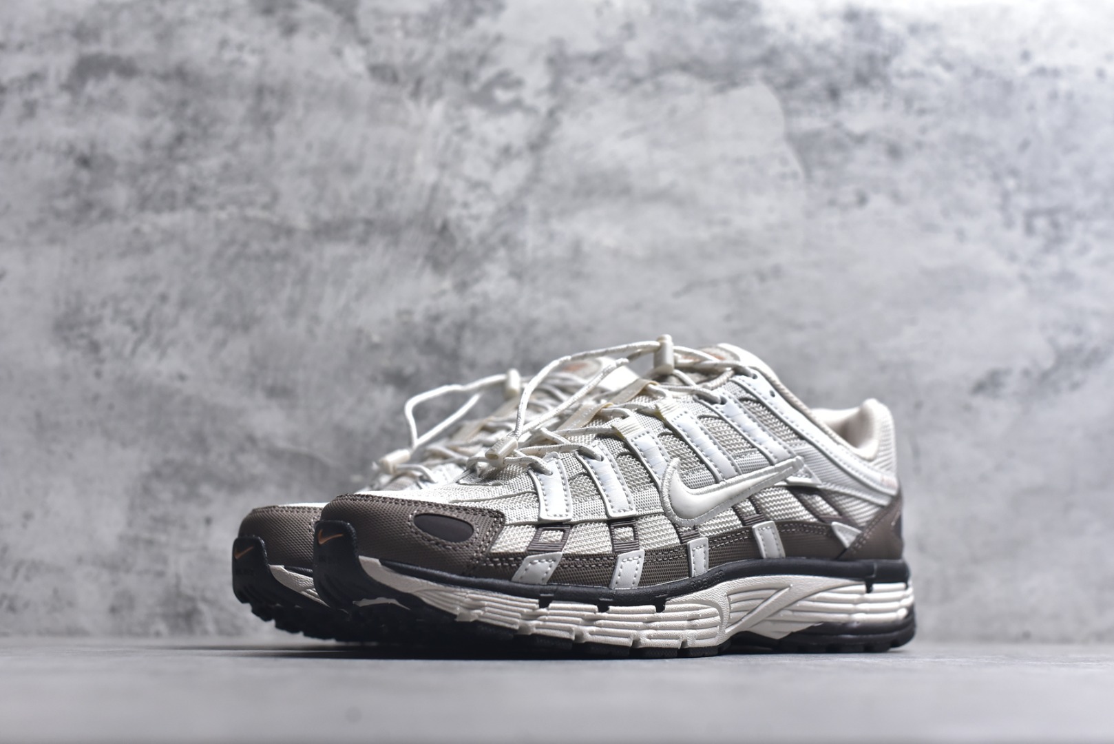 图片[2]-#NK P-6000 系列低帮复古老爹风休闲运动舒适慢跑鞋 IO1904-104 融合 Pegasus 过往运动鞋设计 助力 21 世纪早期跑步运动跃升时尚新高度 采用透气网眼布、运动风格线条和耐穿覆面 兼具吸睛外观和舒适感受 中底泡绵以田径赛道为灵感 打造厚实设计 缔造出众缓震性能 尺码：36 36.5 37.5 38 38.5 39 40 40.5 41 42 42.5 43 44 44.5 45-选品中心