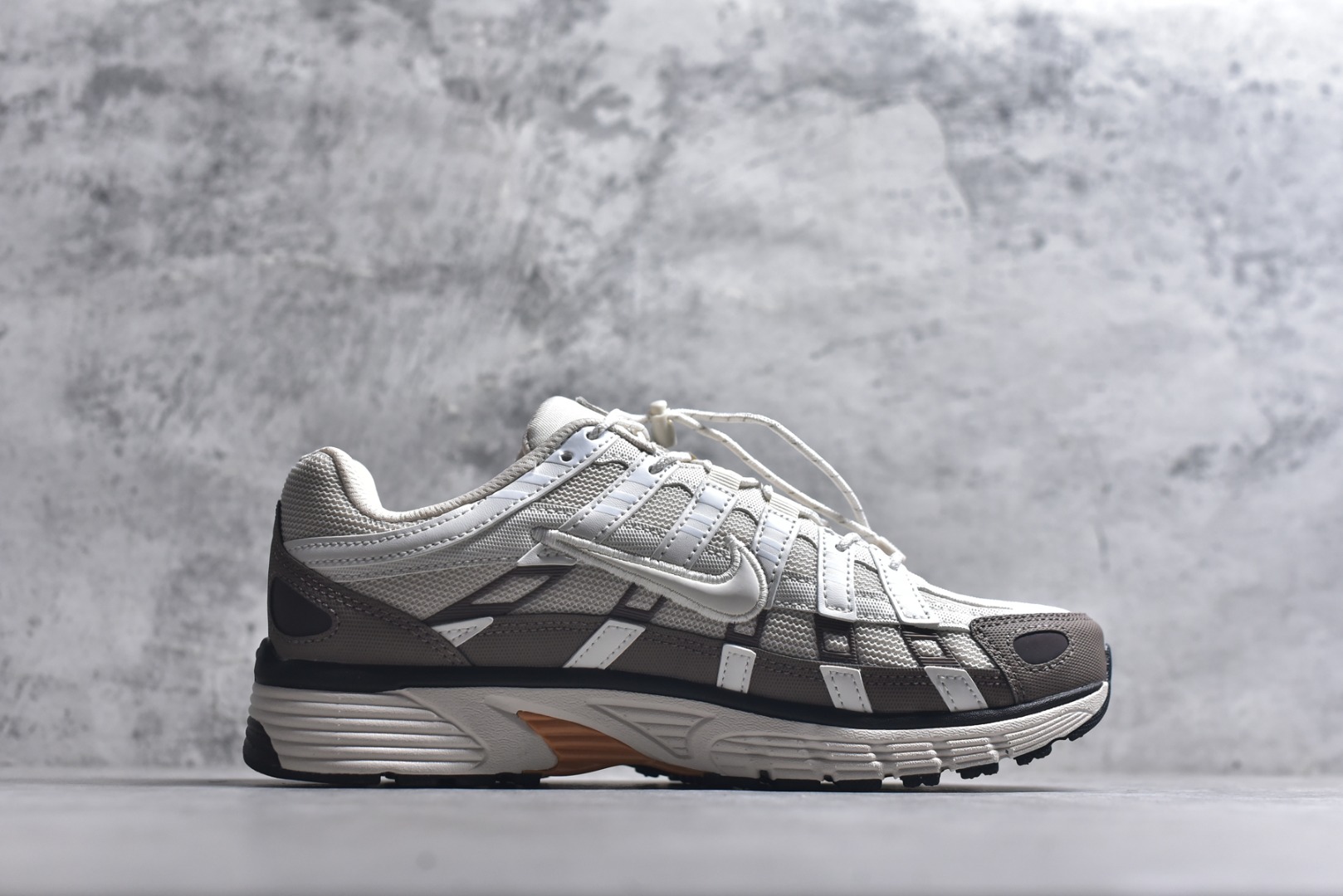 图片[3]-#NK P-6000 系列低帮复古老爹风休闲运动舒适慢跑鞋 IO1904-104 融合 Pegasus 过往运动鞋设计 助力 21 世纪早期跑步运动跃升时尚新高度 采用透气网眼布、运动风格线条和耐穿覆面 兼具吸睛外观和舒适感受 中底泡绵以田径赛道为灵感 打造厚实设计 缔造出众缓震性能 尺码：36 36.5 37.5 38 38.5 39 40 40.5 41 42 42.5 43 44 44.5 45-选品中心